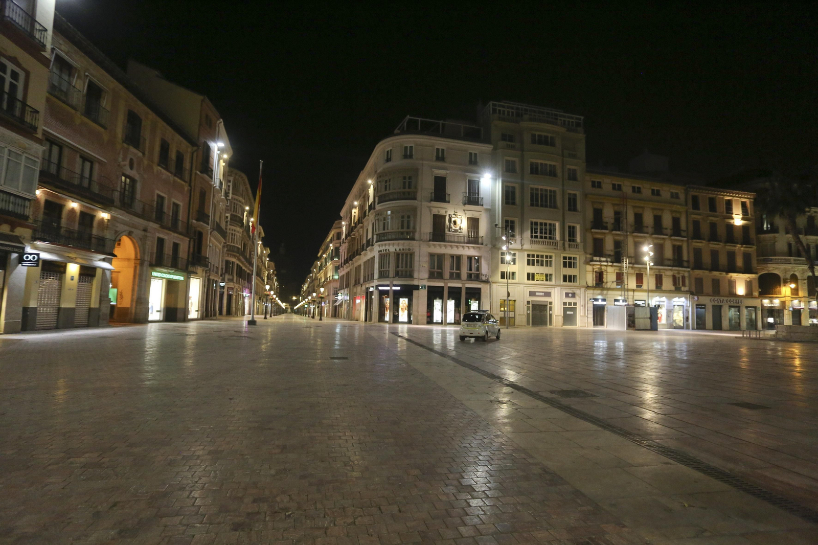 El coronavirus dibuja una noche desierta en el centro de Málaga, en fotos