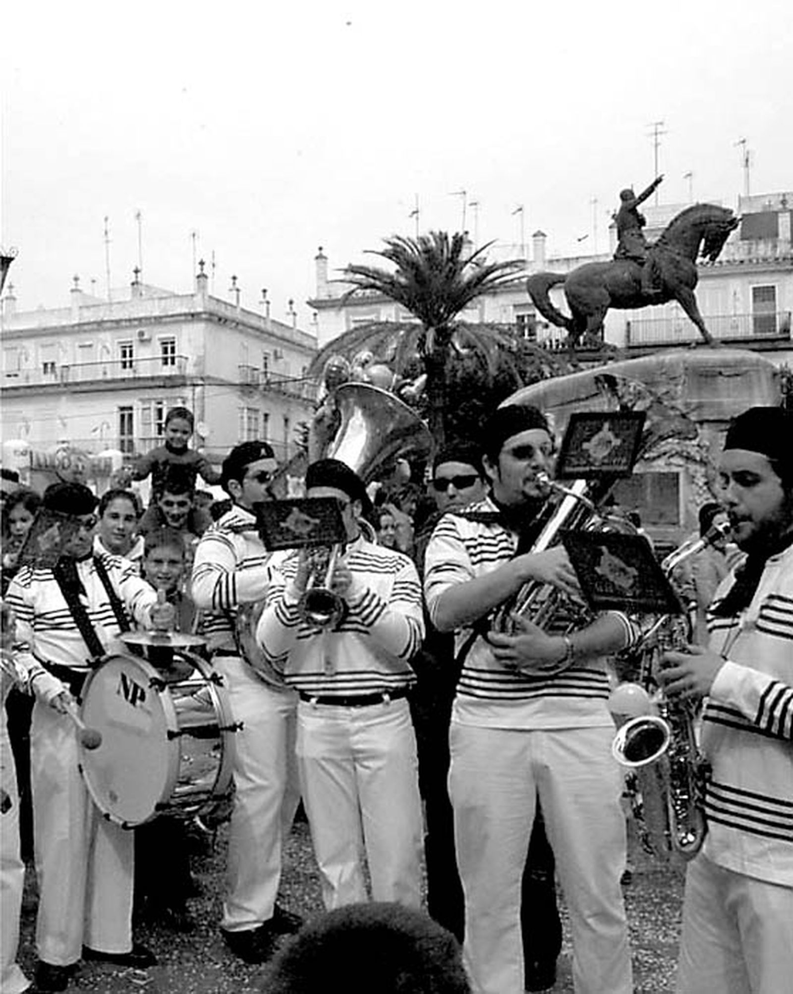 Una imagen muy carnavalera: una charanga anima la plaza del Rey en febrero de 2006 junto a la desaparecida estatua de Varela