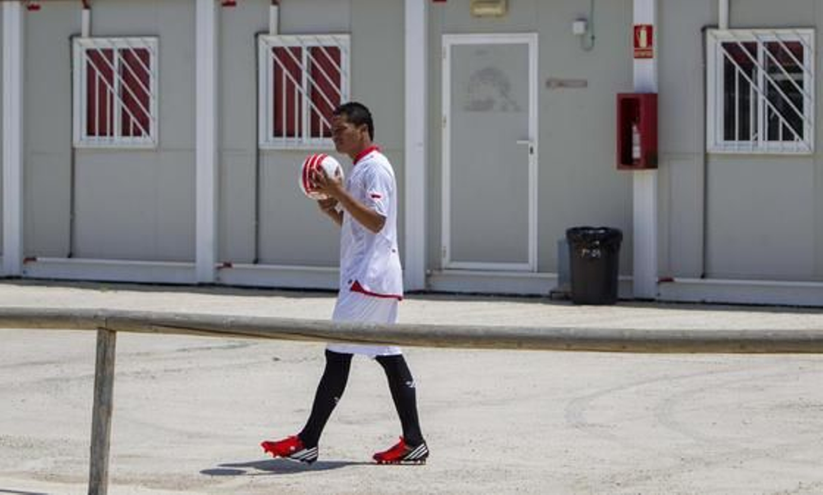 El delantero colombiando Carlos Bacca durante su presentación oficial como jugador del Sevilla FC.

Foto: Julio Muñoz (Efe)