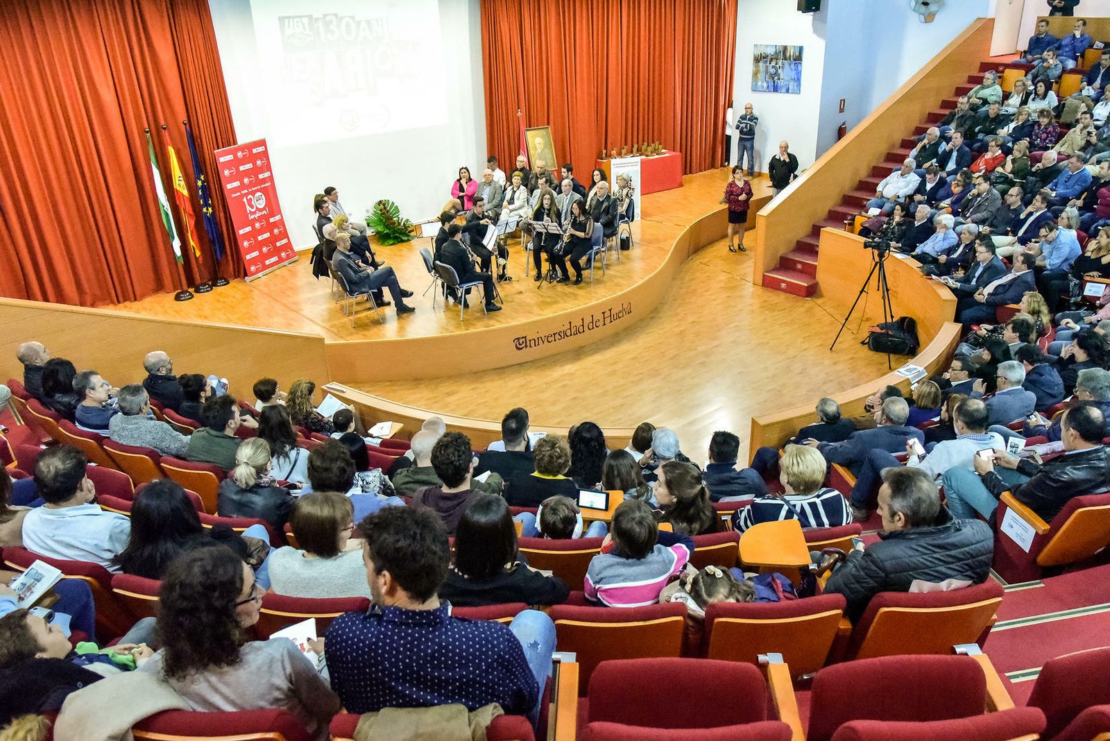 Vista general del salón de actos durante el comienzo del acto.