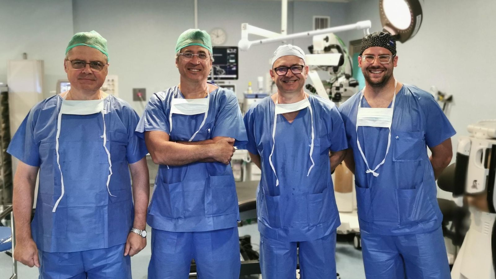 A la izquierda, el doctor Jesús Hernández-Barahona junto a los doctores Ernesto Pereira, Guillermo Silva y José Lorente.