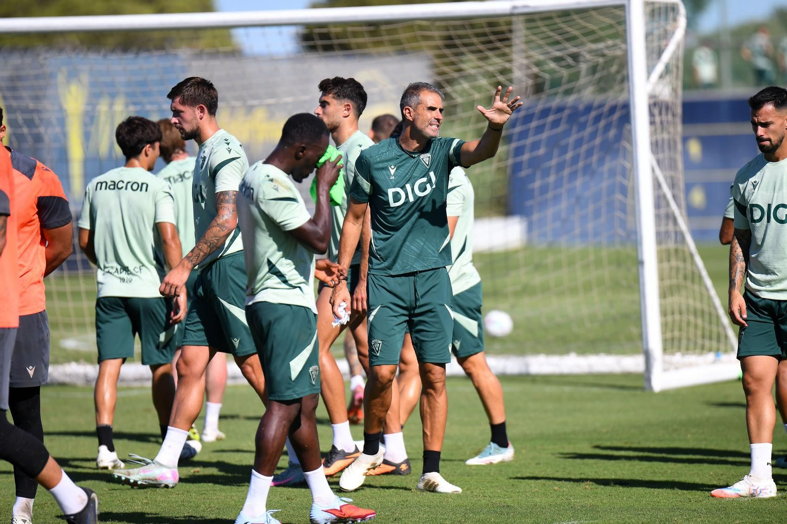 Gesto de Garitano en el entrenamiento de este viernes.