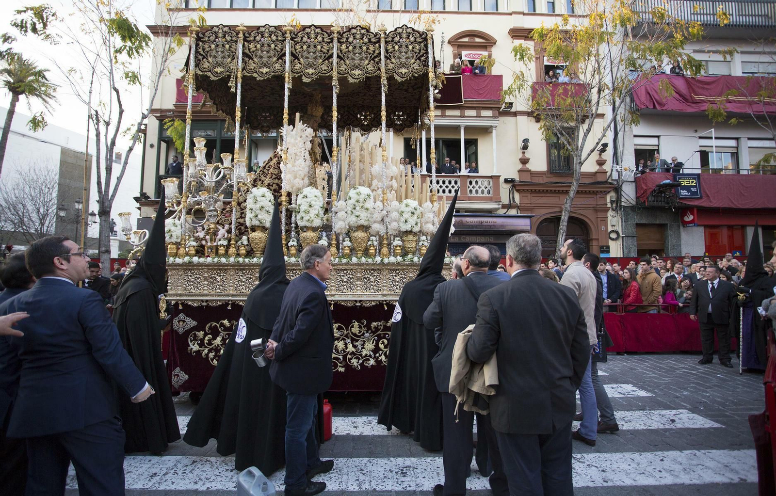 El paso de palio de la Virgen del Refugio en la Campana.