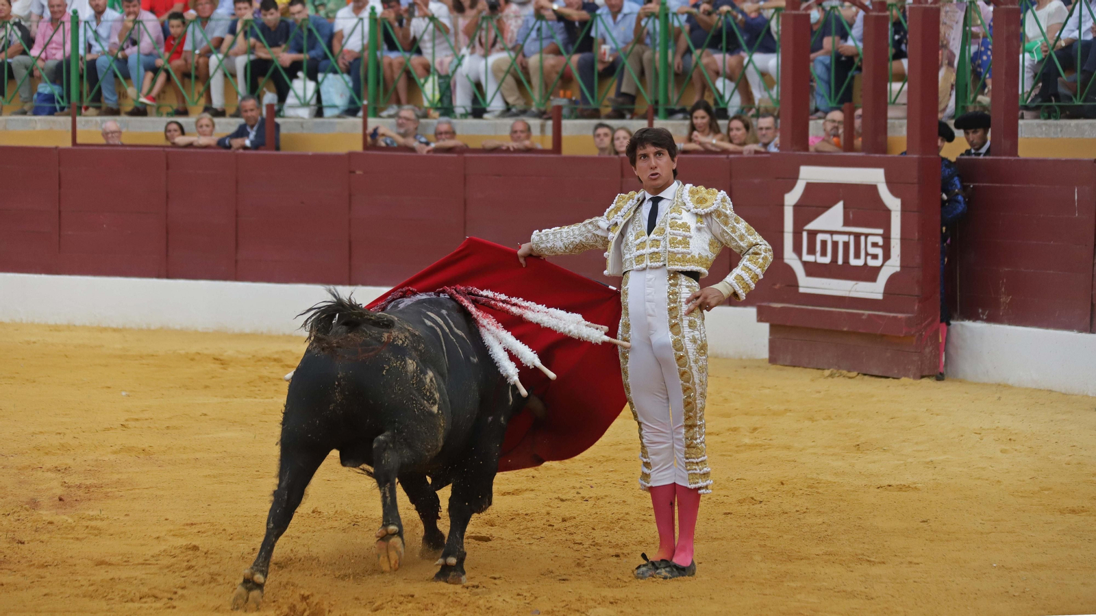 Fotos de la corrida del jueves de la Feria de La Línea: Diego Ventura, José María Manzanares y Roca Rey