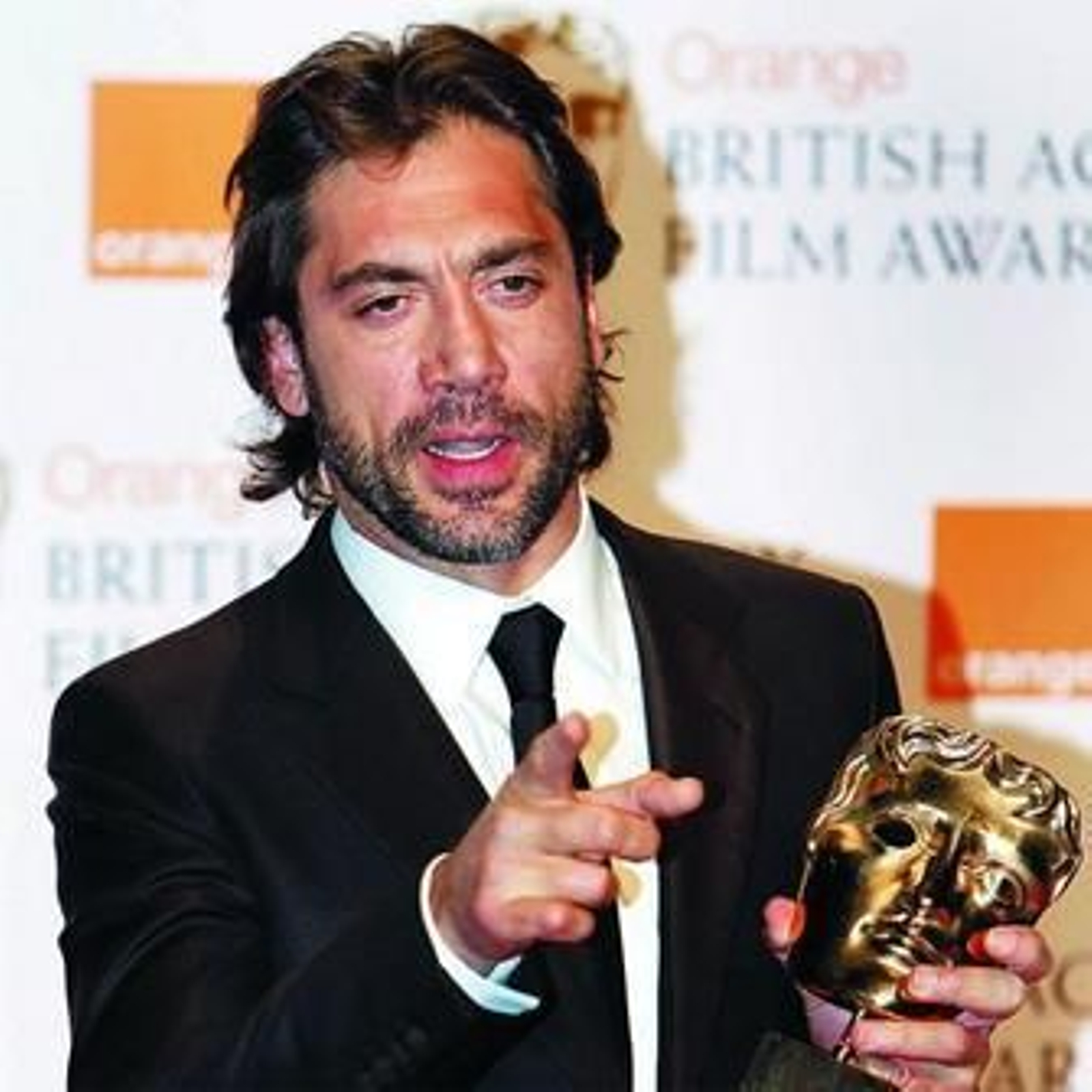 Javier Bardem posa con la careta distintiva del galardón de la Academia Británica.