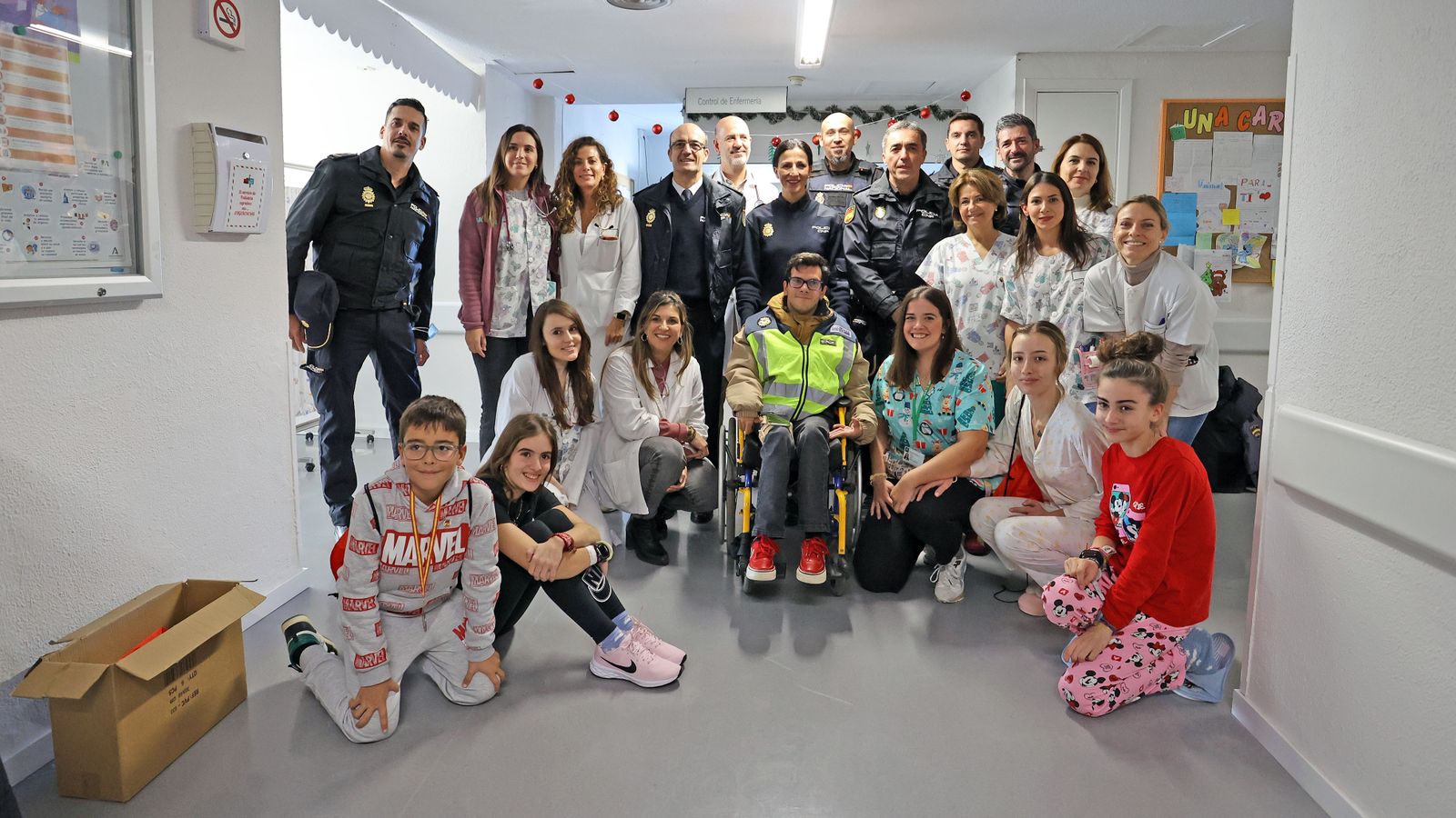 La Policía Nacional de Jerez con los niñ@s hospitalizados en el Hospital Universitario