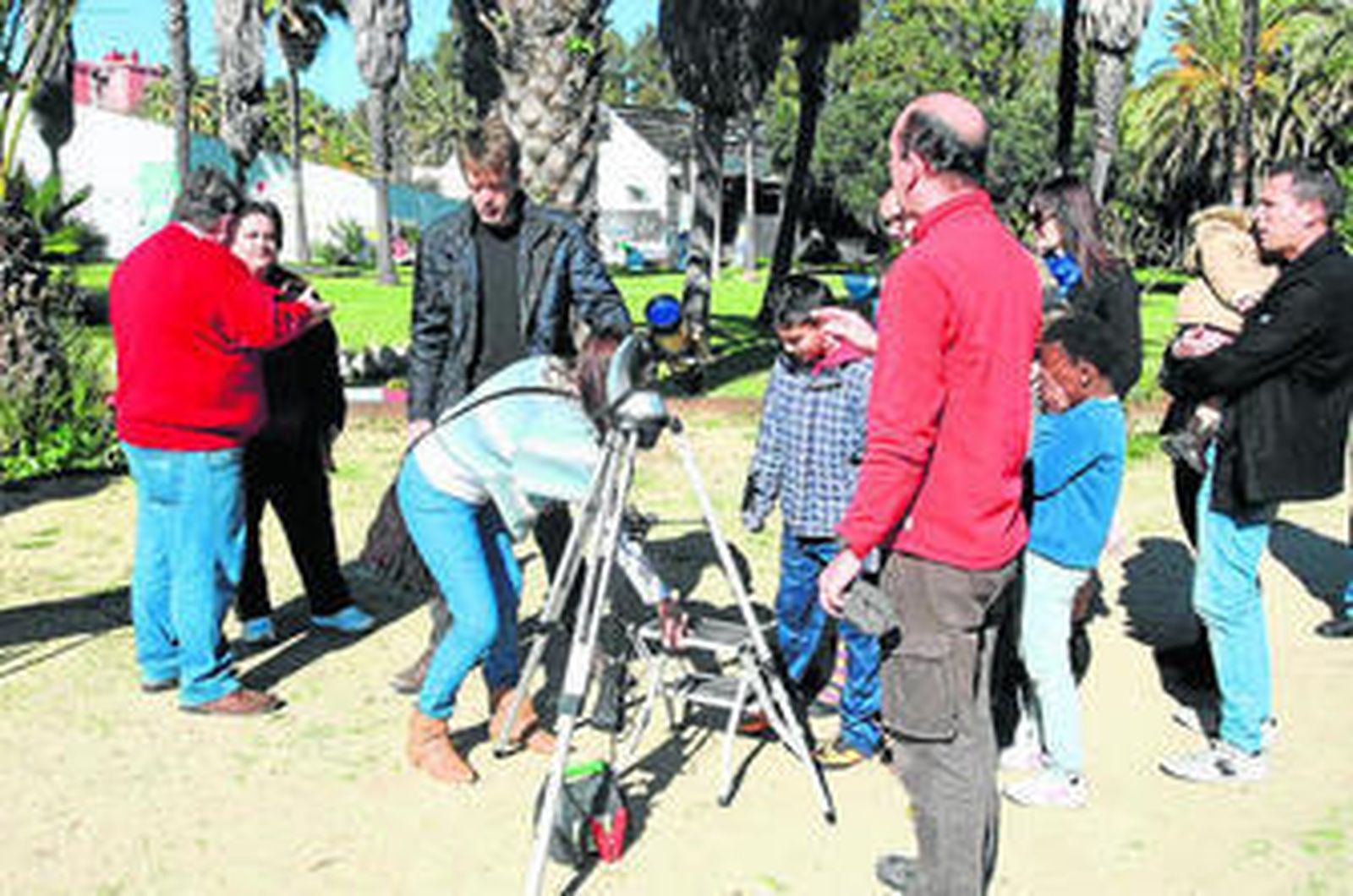 Varias personas esperan para observar el sol con un telescopio, ayer en el Princesa Sofía.