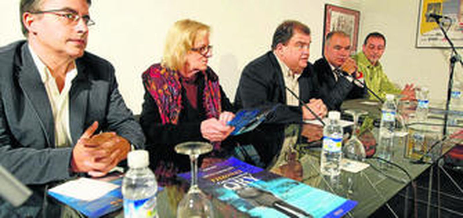 De izquierda a derecha, José Manuel García Gil, Laura Lacheroy, Antonio Castillo, Claudio Pérez y Antonio Castaño, en la presentación de las jornadas.