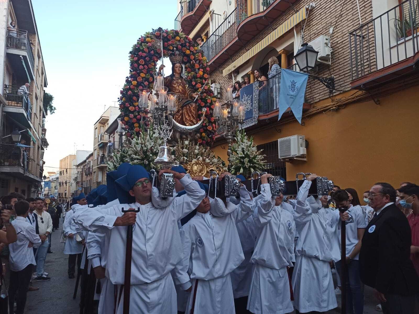 La Virgen de la Aurora recorre las calles de Lucena.