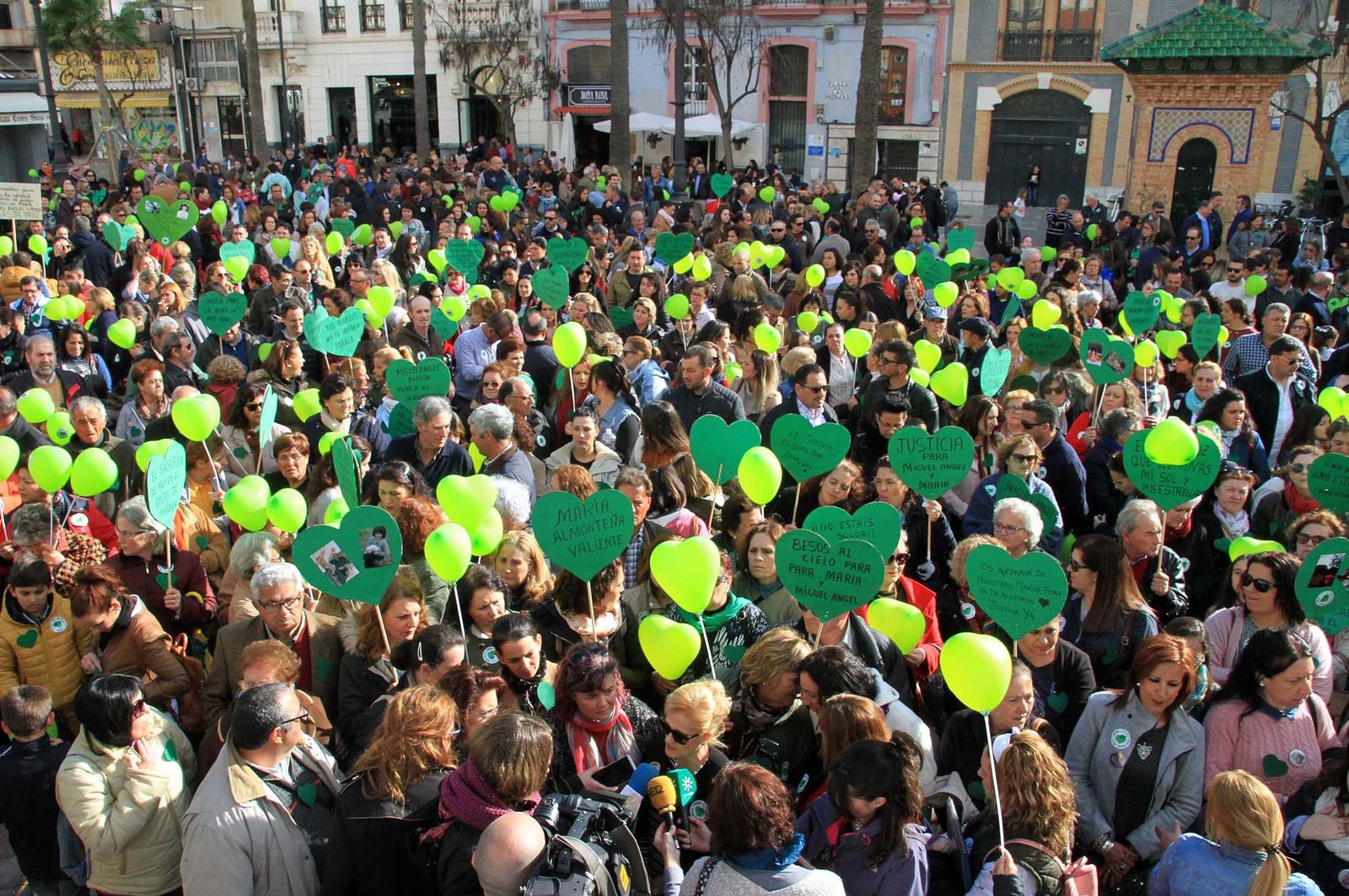 Imágenes de la concentración en la Plaza de las Monjas pidiendo justicia para las víctimas del doble crimen de Almonte