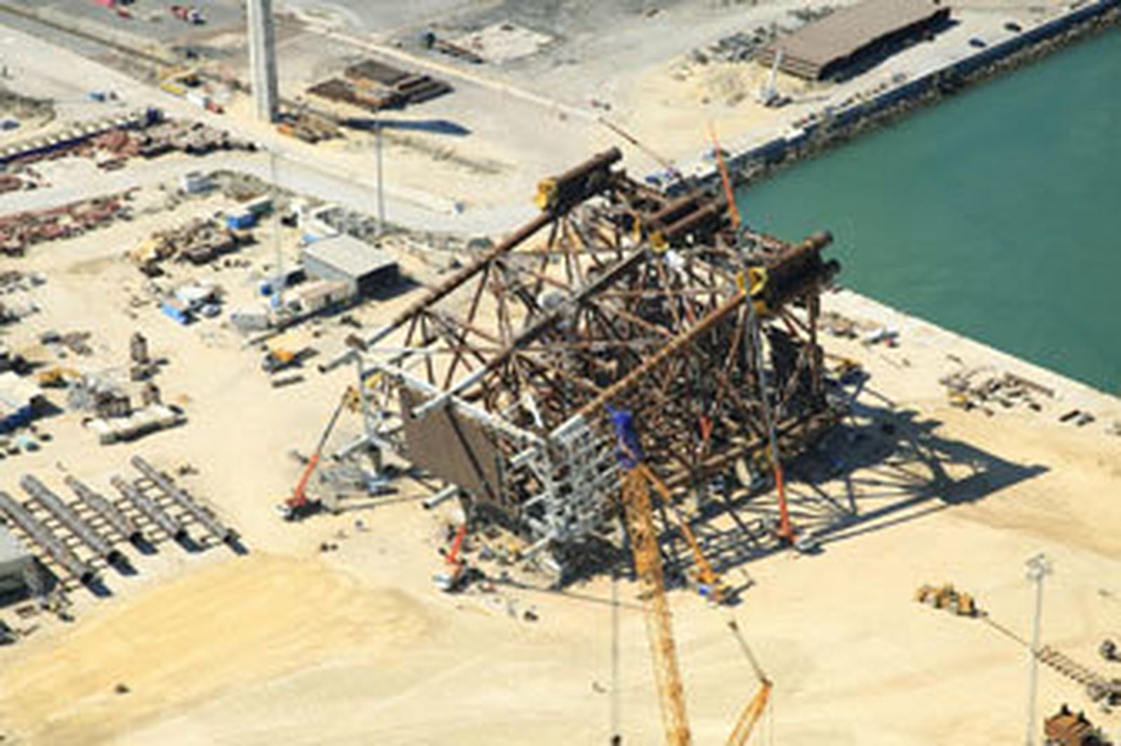 Imagen aérea de los trabajos que se culminan en Dragados Offshore, de Puerto Real, sobre el proyecto Castor.