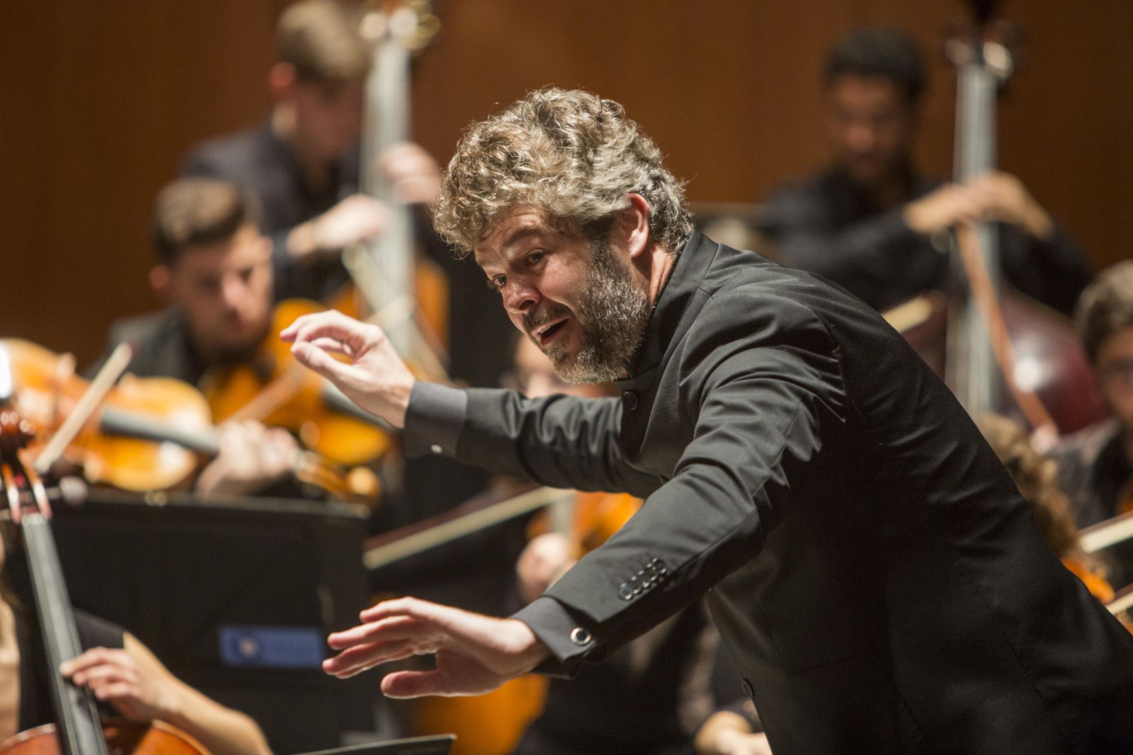 Pablo  Heras-Casado  en uno de los ensayos celebrados con los jóvenes músicos de la Barenboim.