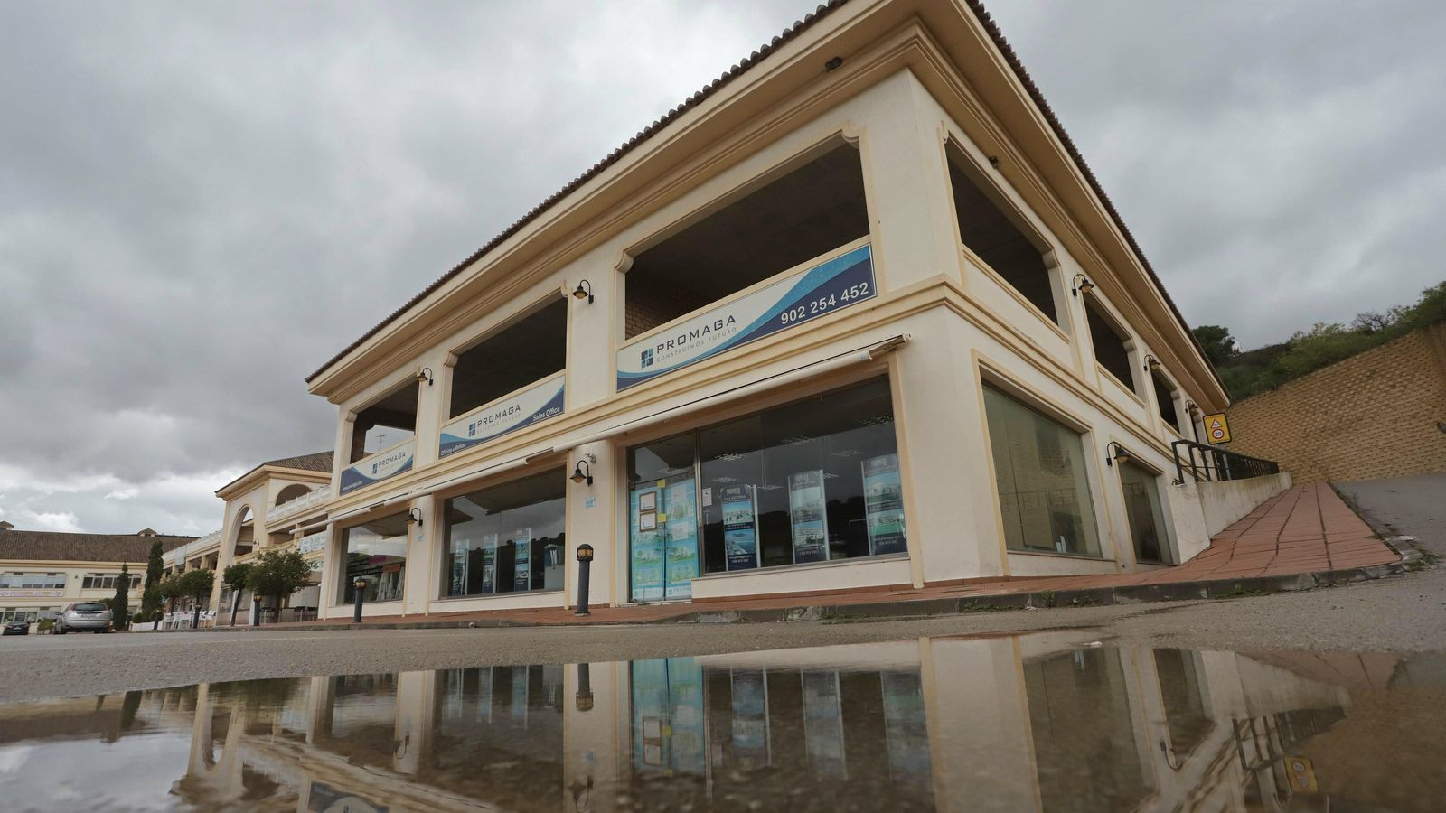 El edificio de Promaga en el centro comercial San Roque Golf Resort.