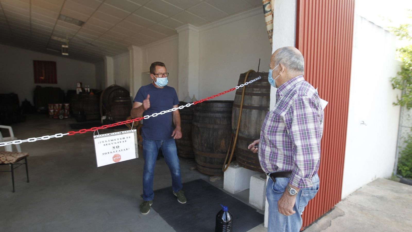Jerónimo, un vecino de Pulpí, acude al local pulpileño en el que Francisco, vecino del lado lorquino, vende vino de Jumilla.