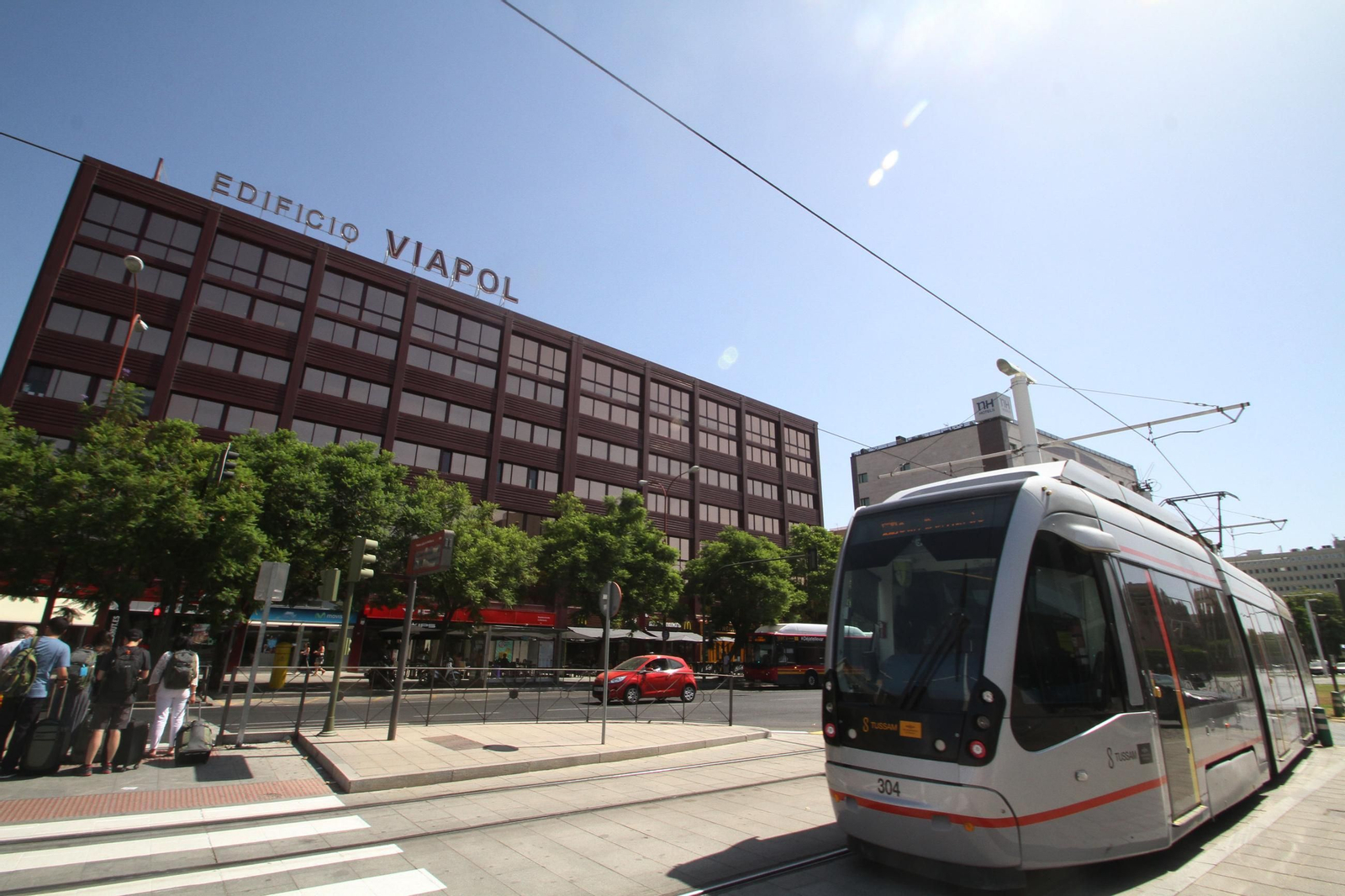 Un tranvía pasa ante el edificio Viapol.