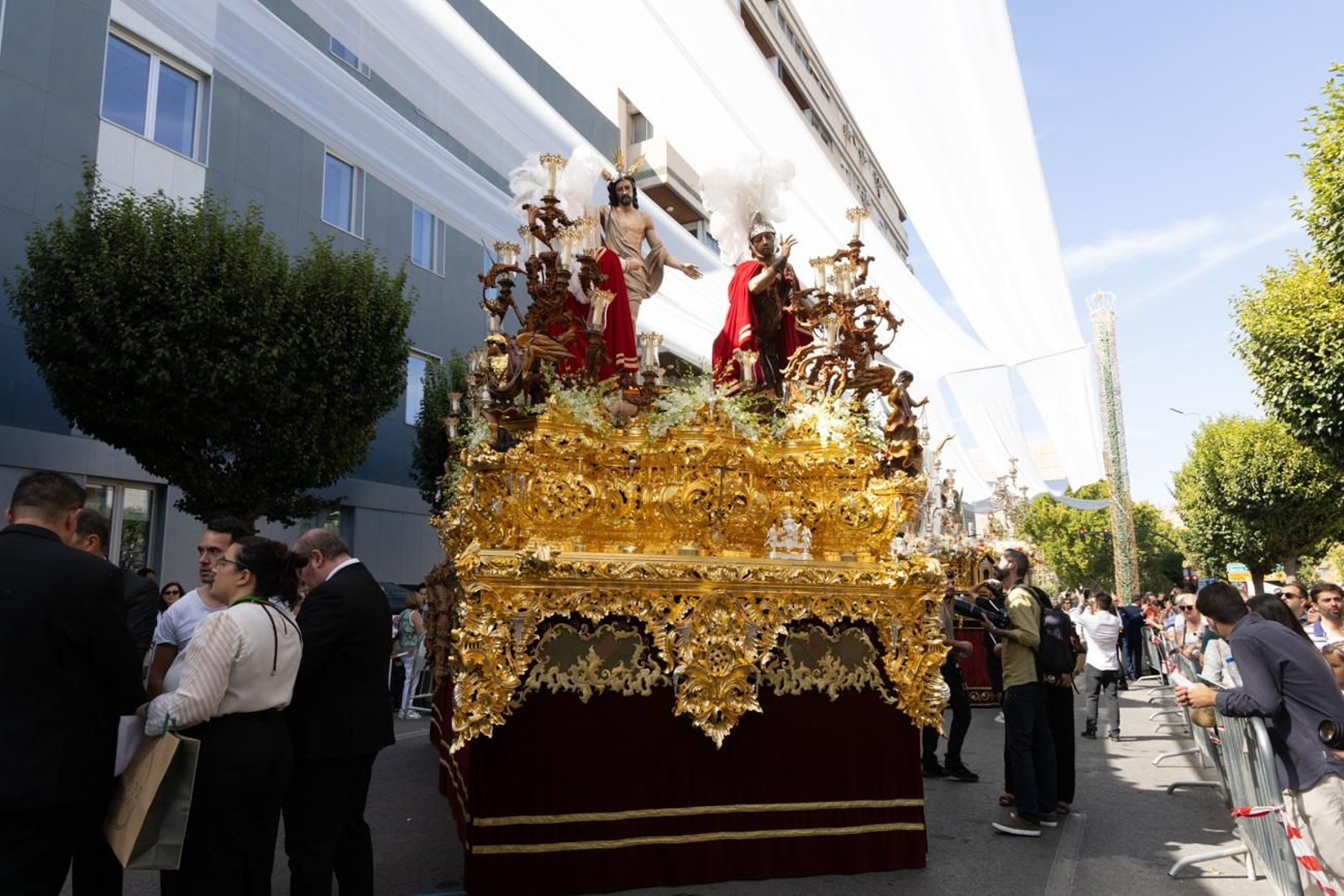 Un Jaén repleto de fieles acompañan los traslados de las veinte imágenes de la Magna (I)