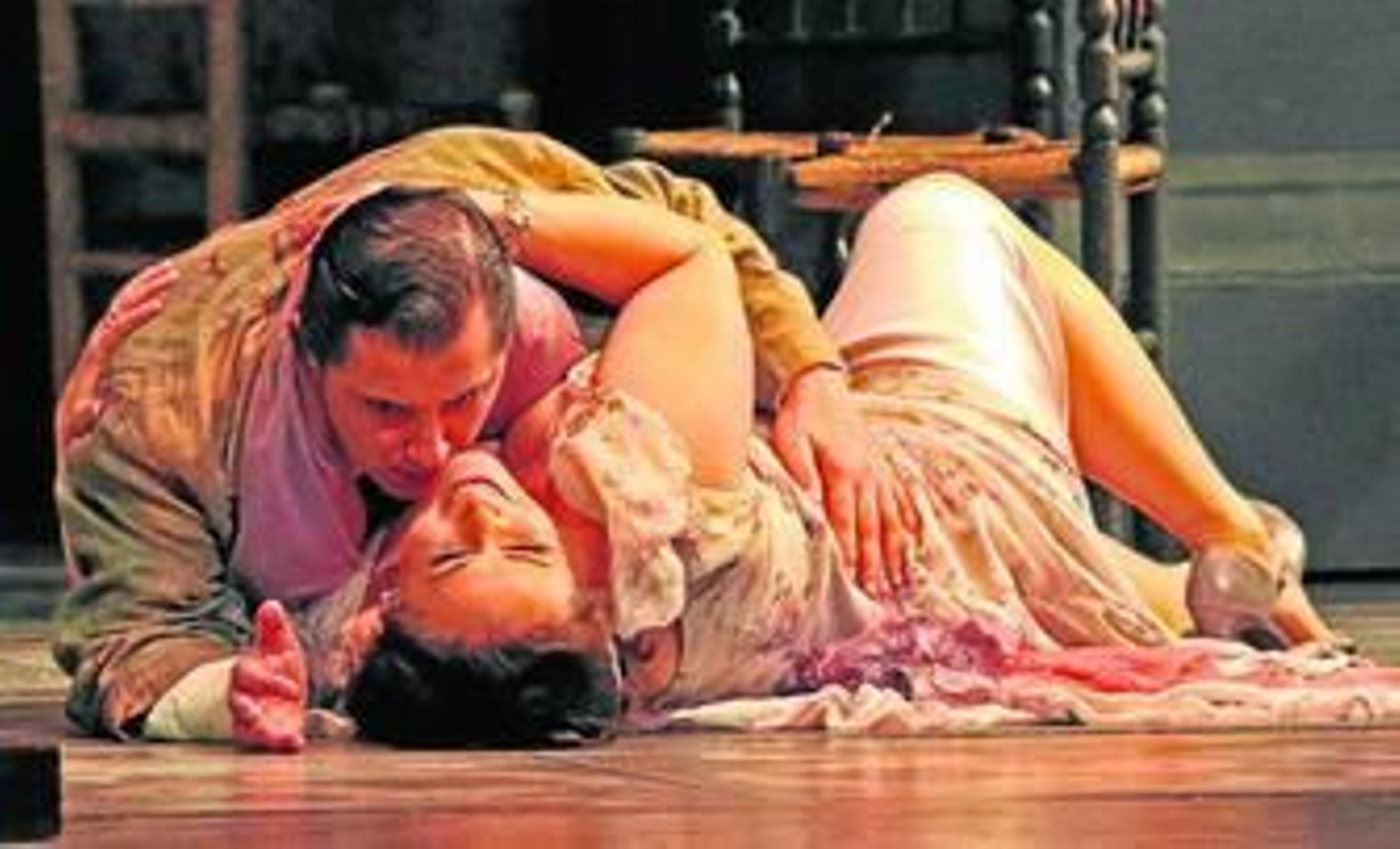 Jorge de León y Ángeles Blancas, en dos escenas de la ópera 'Tosca' del pasado sábado en el Teatro Villamarta.