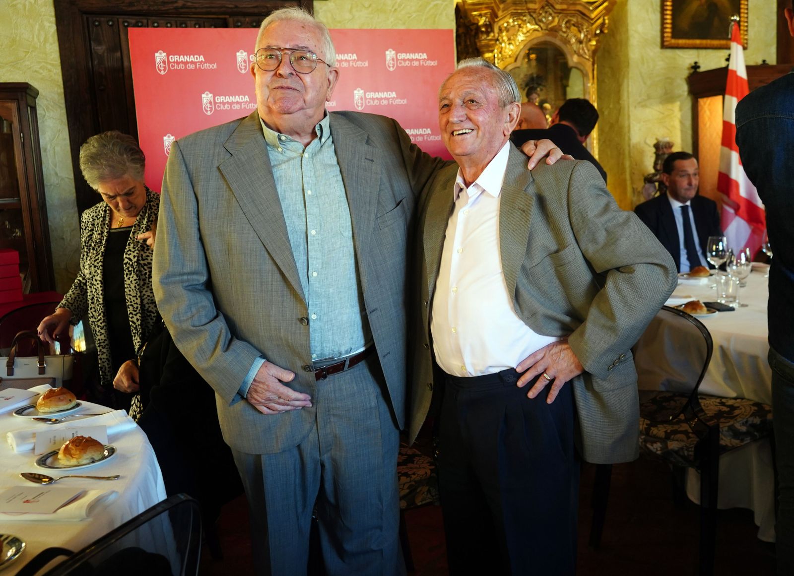 Las mejores imágenes del acto a los abonados del Granada CF con 25 y 50 años de antigüedad