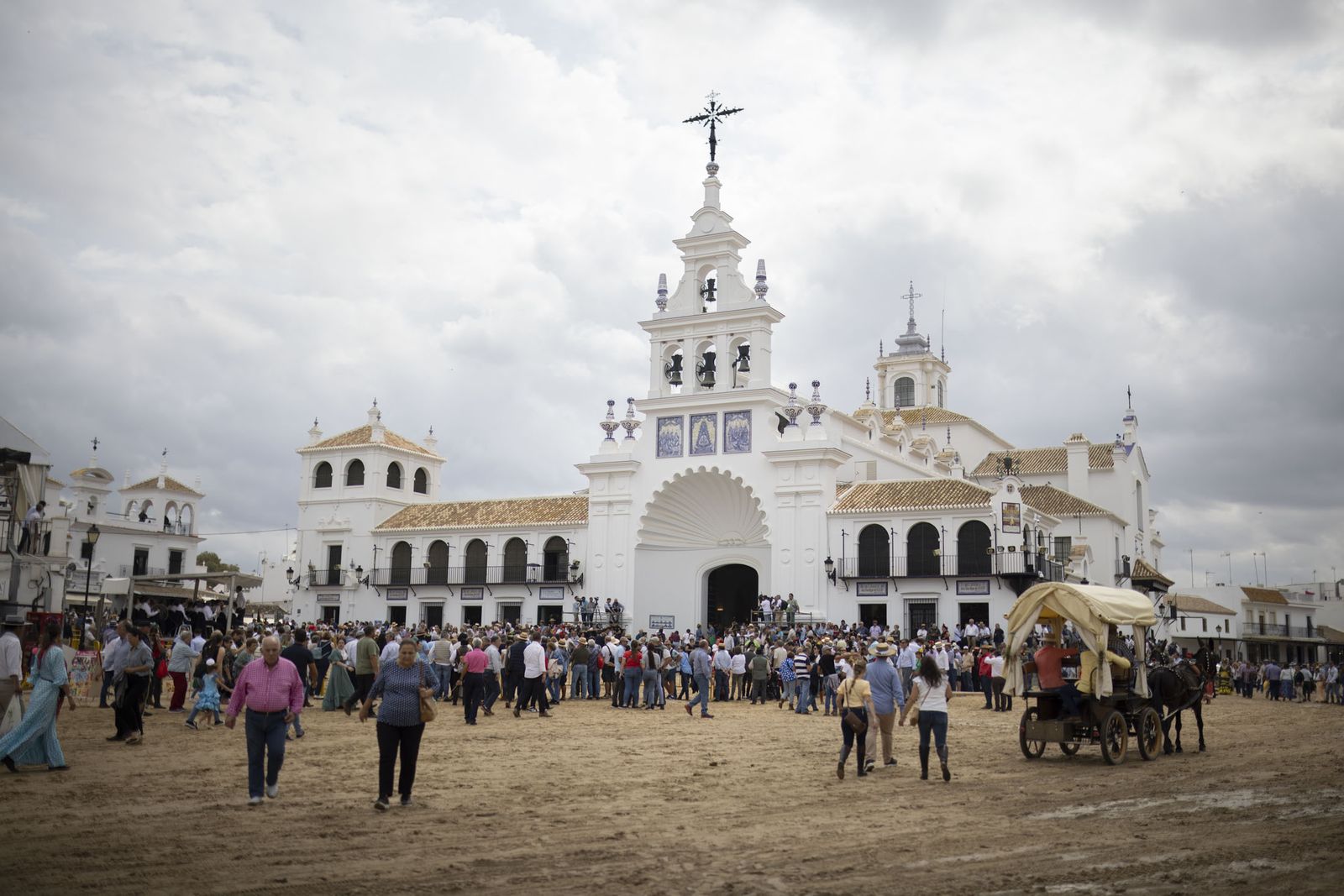 El Rocío 2023: Imágenes de ambiente en la aldea durante la presentación de las Hermandades