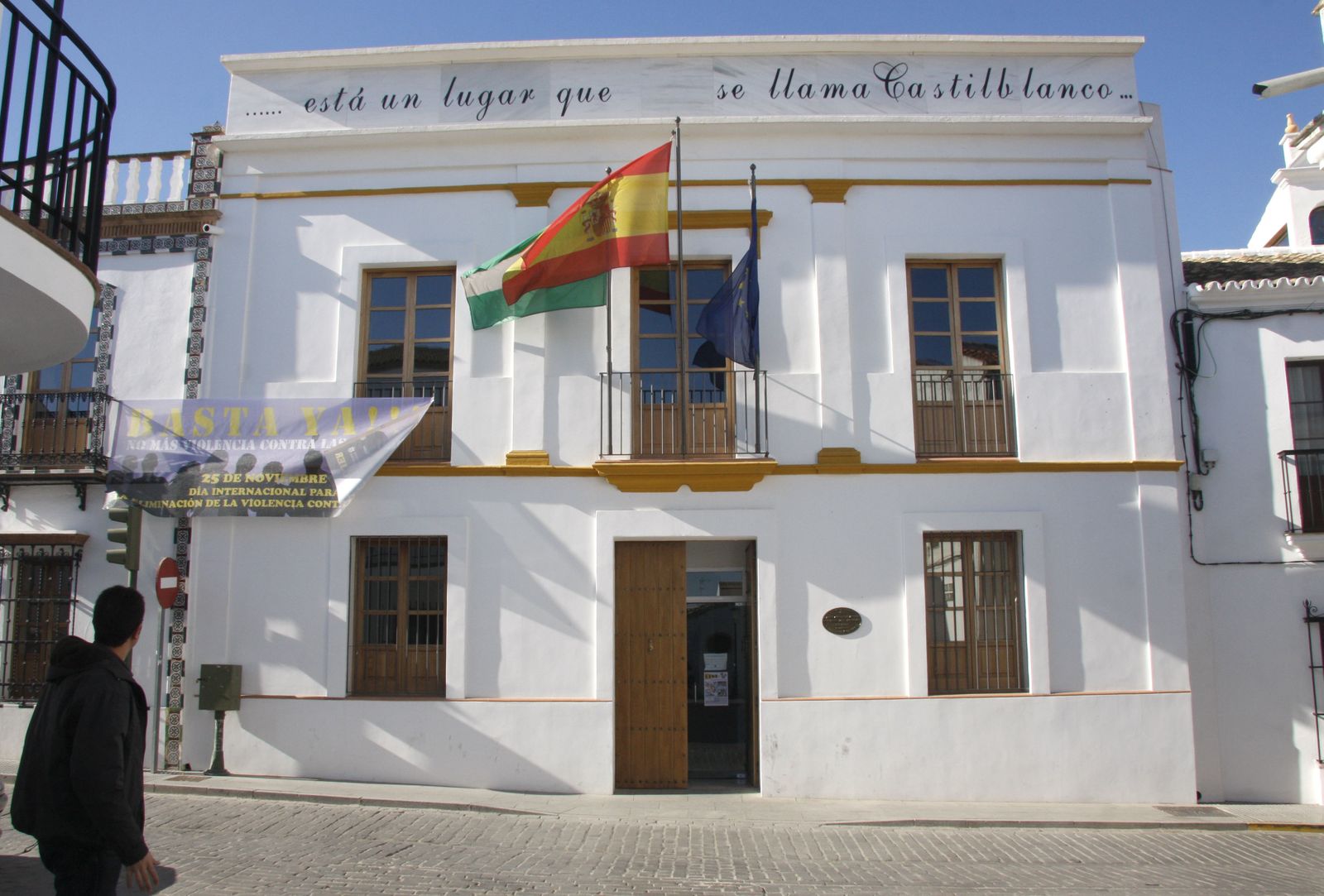 El Ayuntamiento de Castilblanco de los Arroyos.