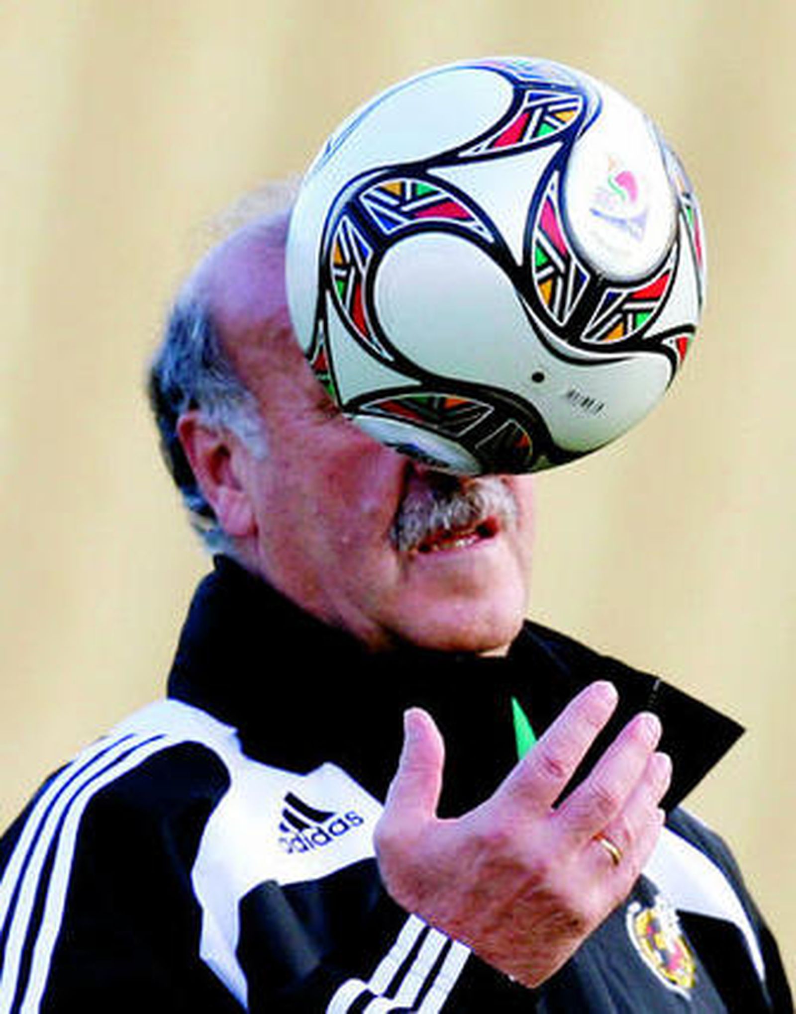 Del Bosque juguetea con un balón en su mano derecha.