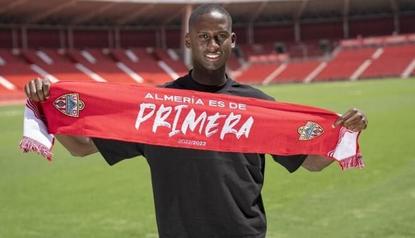 Houboulang Mendes con la bufanda del Almería