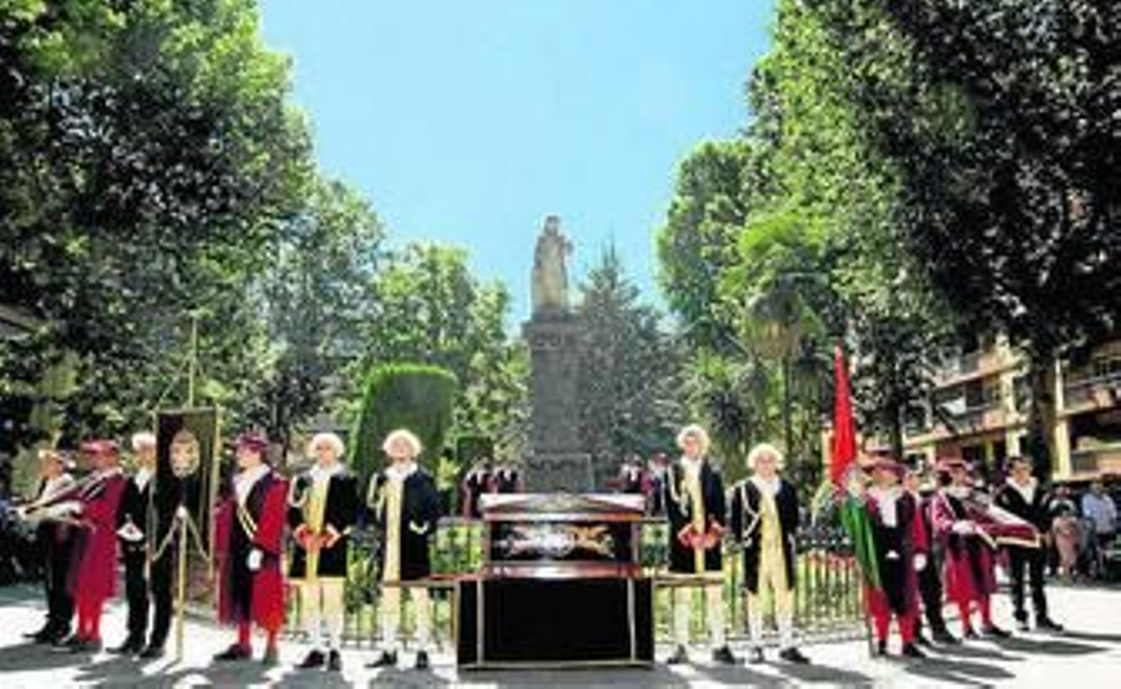 1. Lola Ruiz, José Torres Hurtado y José María Rueda, representantes de IU, PP y PSOE, respectivamente, justo después de colocar una corona de flores al pie de la estatua erigida en honor de Mariana Pineda, en la plaza que lleva su nombre. 2. La urna que guardó los restos de la heroína, custodiada por más de una decena de hombres ataviados con ropas típicas de la primera mitad del siglo XIX.