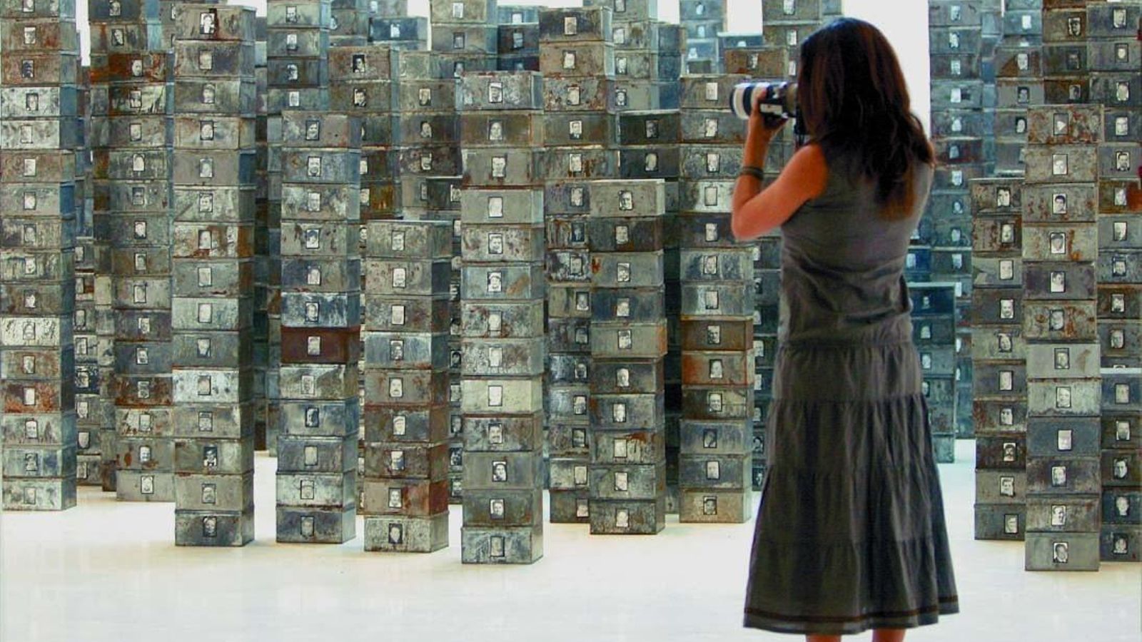 'La reserva de los muertos' de Boltanski, una instalación con 2.580 cajas con efectos personales de las víctimas del Holocausto, expuesta en el IVAM.
