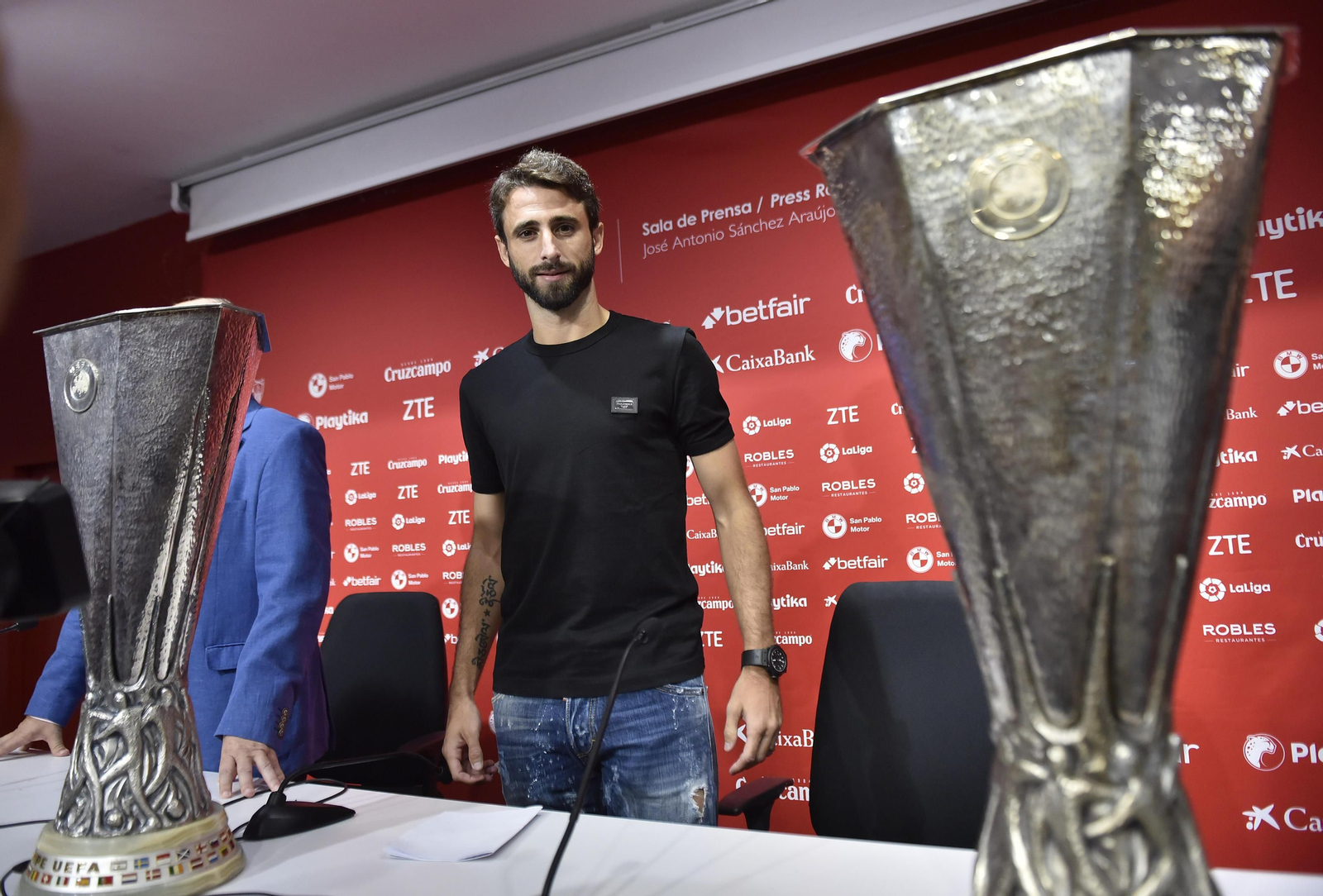 Las imágenes de la emotiva despedida de Nico Pareja del Sevilla