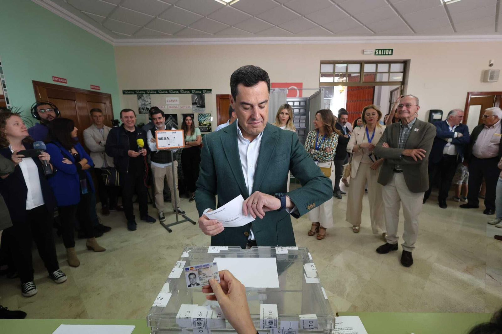 Juanma Moreno ejerce su derecho al voto en Málaga