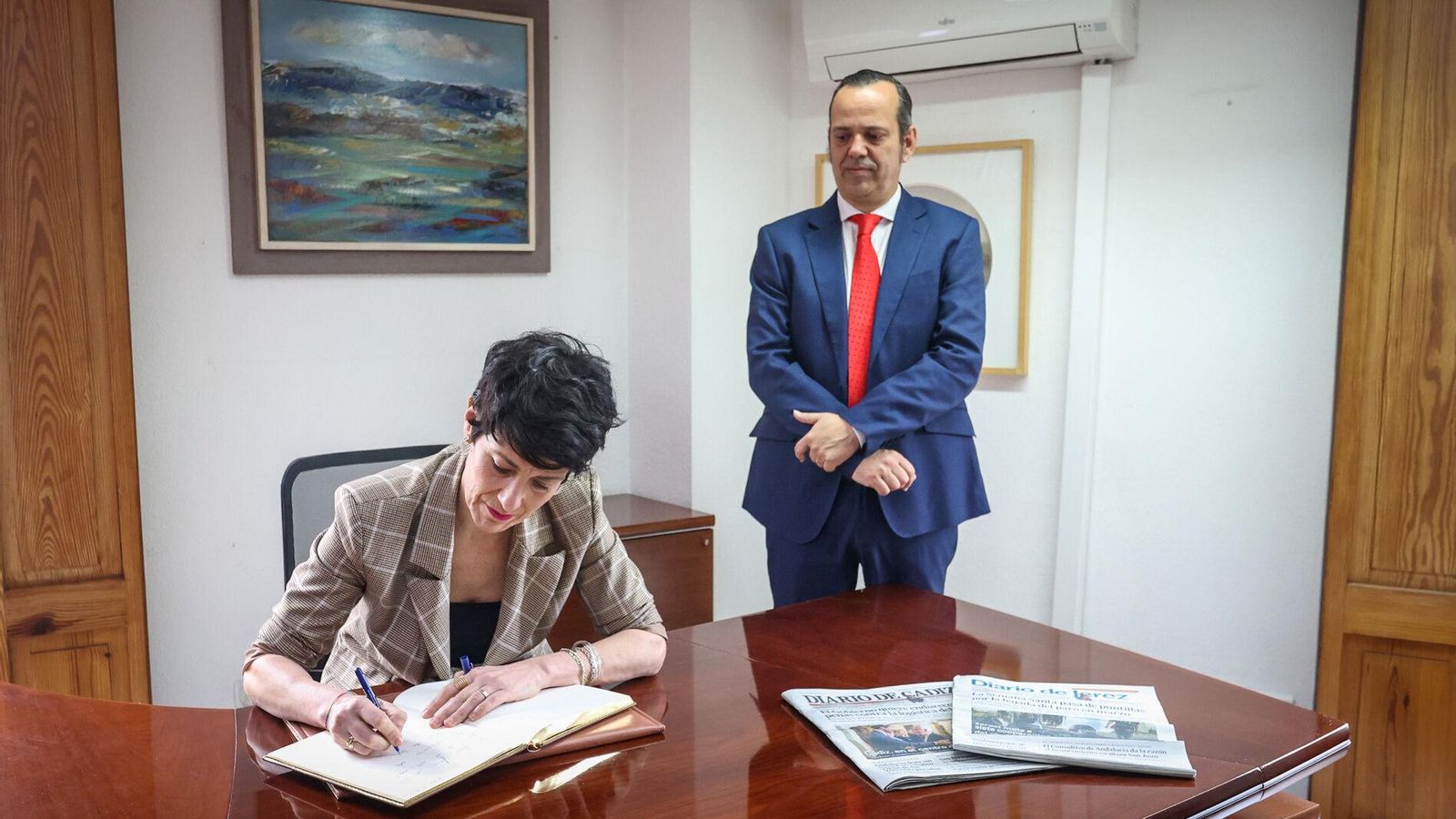 La ministra, firmando en el libro de honor de Diario de Jerez en presencia de Daniel Lamparero, director de este periódico.