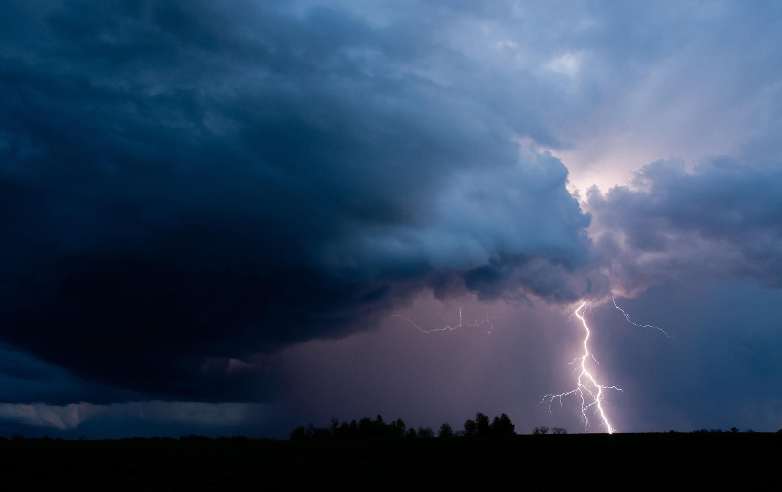 Herido grave un hombre al caerle un rayo en Madrid mientras se refugiaba de la tormenta