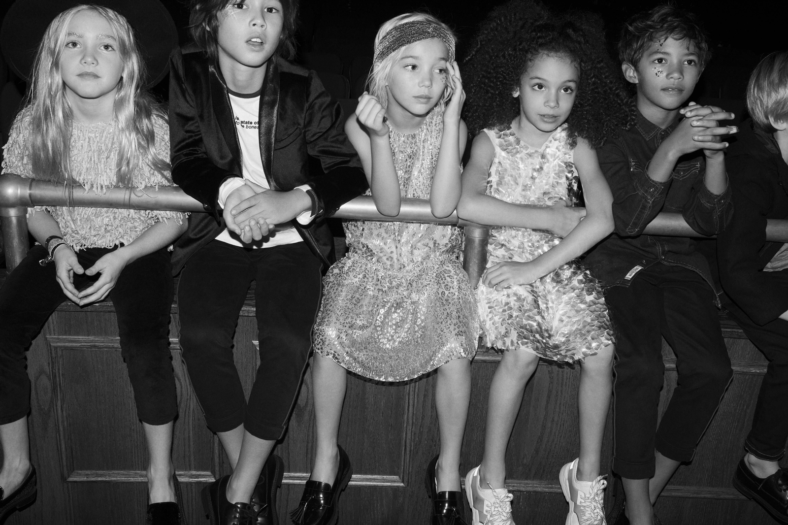 Camiseta de flecos (15.95€), vaqueros súper skinny (17.95), mocasín de piel con borlas (29.95€); vestido de animal print con brillo (19.95€); zapatillas deportivas multicolor (29.95€); blasier de terciopelo con solapas (45.95€), camiseta con bandas laterales (7.95€), pantalón chino con vivos laterales (17.95€), zapatos de salir estilo mocasín (25.95€); camisa denim con pespuntes (17.95€)