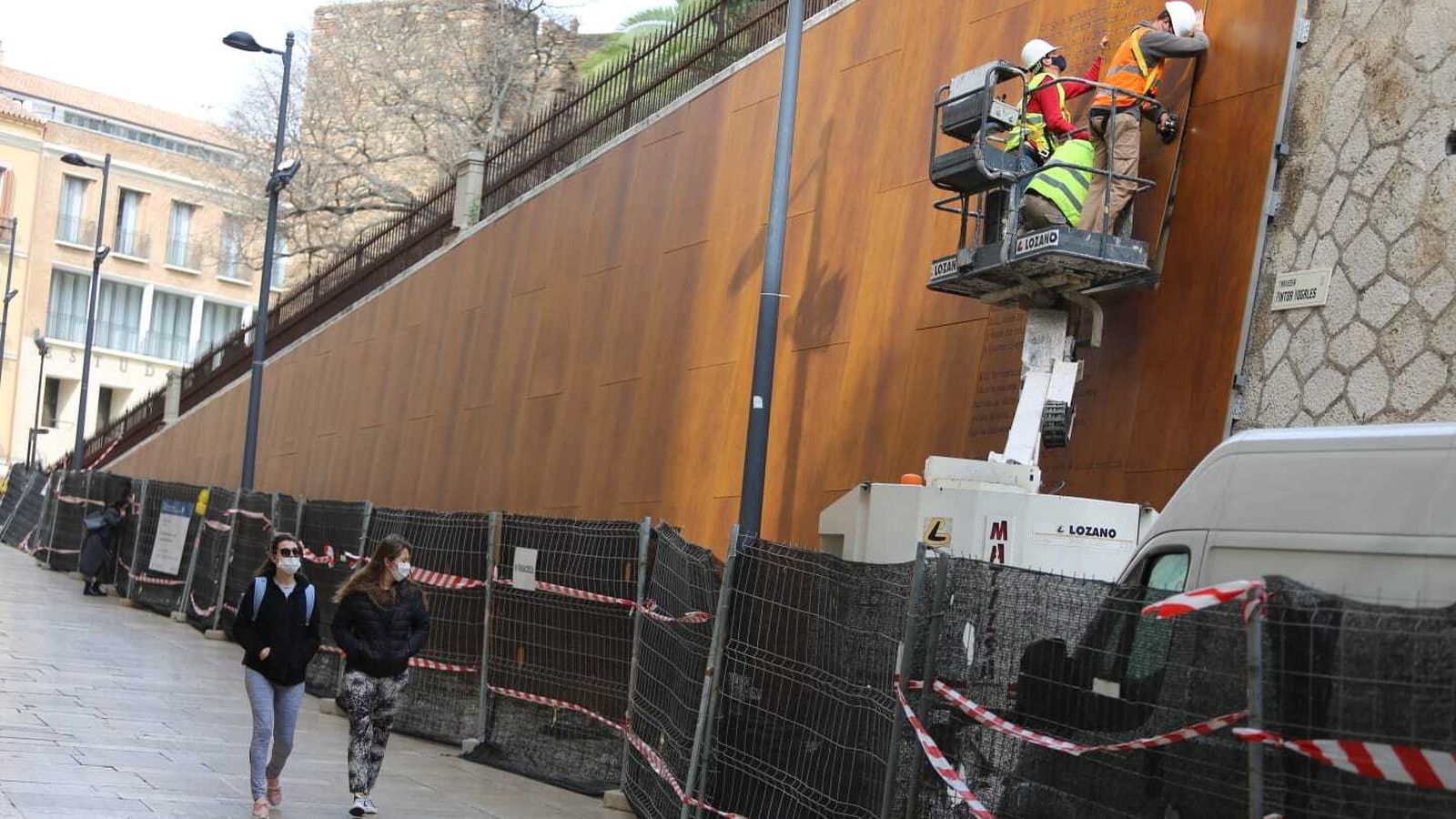 Los operarios colocan el poema 'Ciudad del Paraíso' tras las rectificaciones.