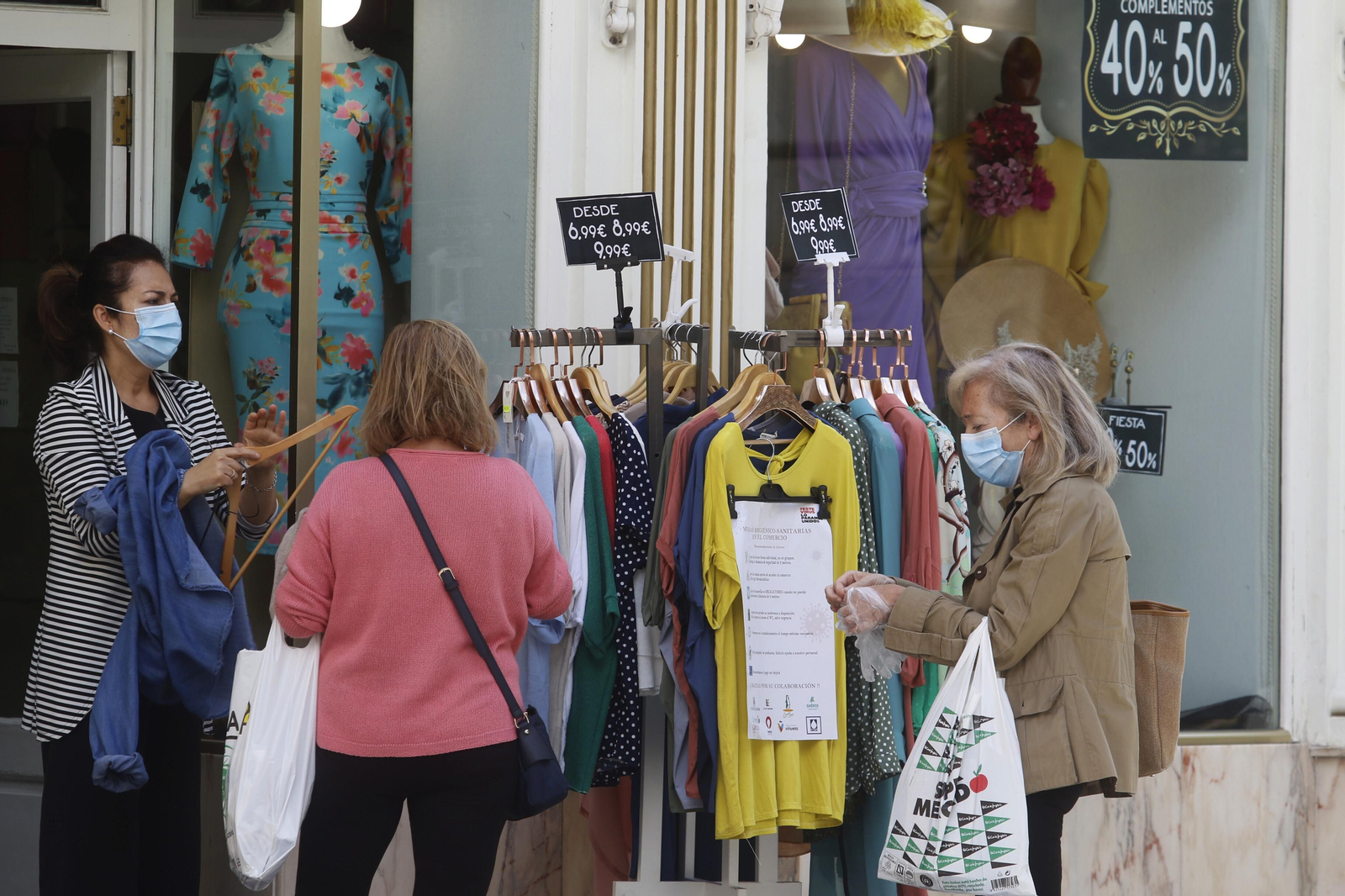 Varias clientas en una tienda de ropa y complementos del Centro de Córdoba.