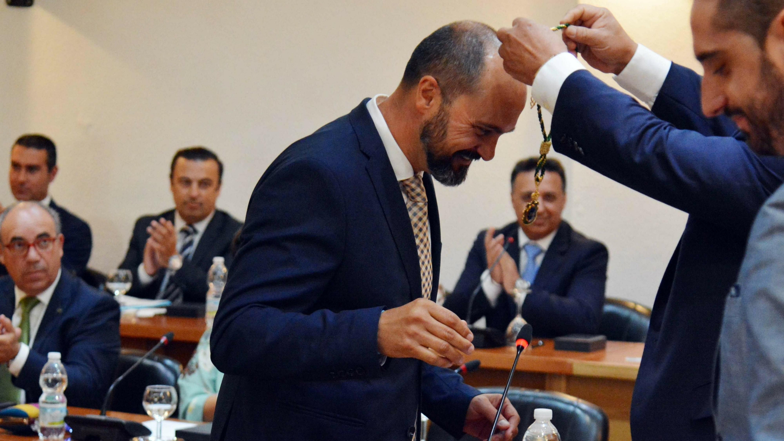 El Pleno de investidura de los Barrios en imágenes