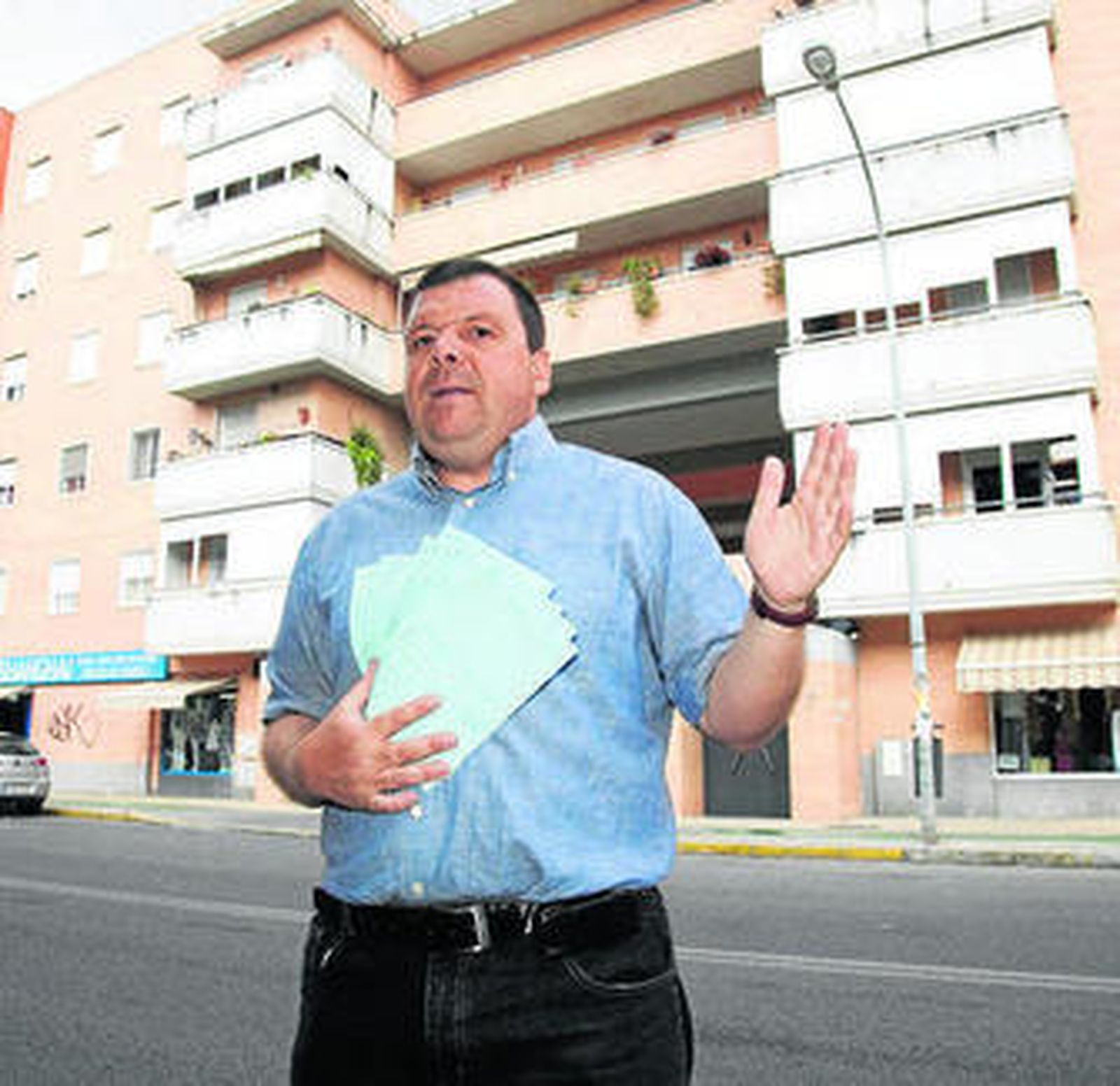 Francisco Javier Blanco muestra algunas de las denuncias.