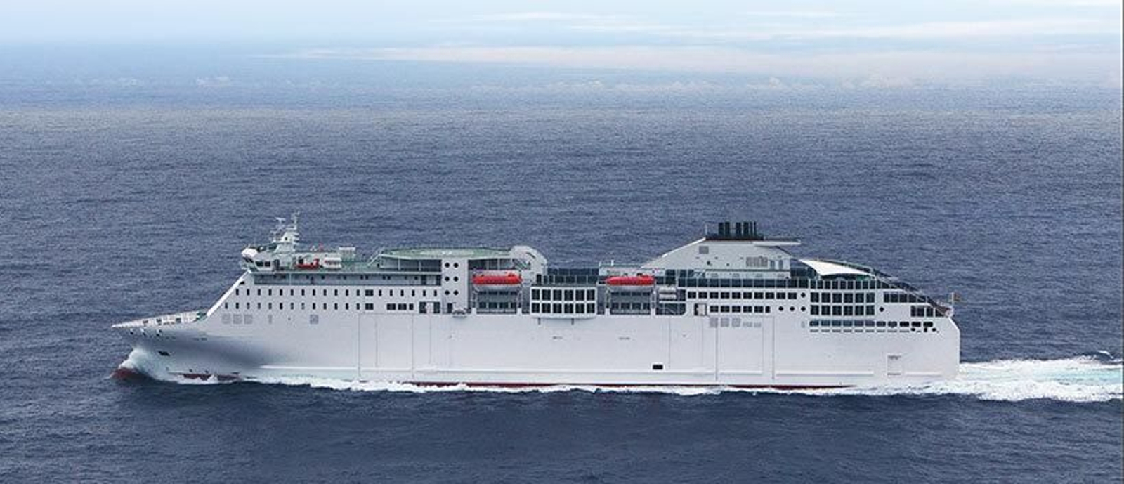 Un ferry de la naviera FRS en plena travesía