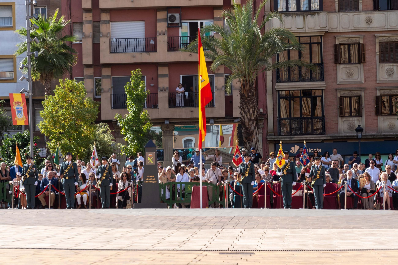 Imágenes del desfile de la Guardia Civil en el Día de la Hispanidad y de su patrona en la Plaza de La Merced