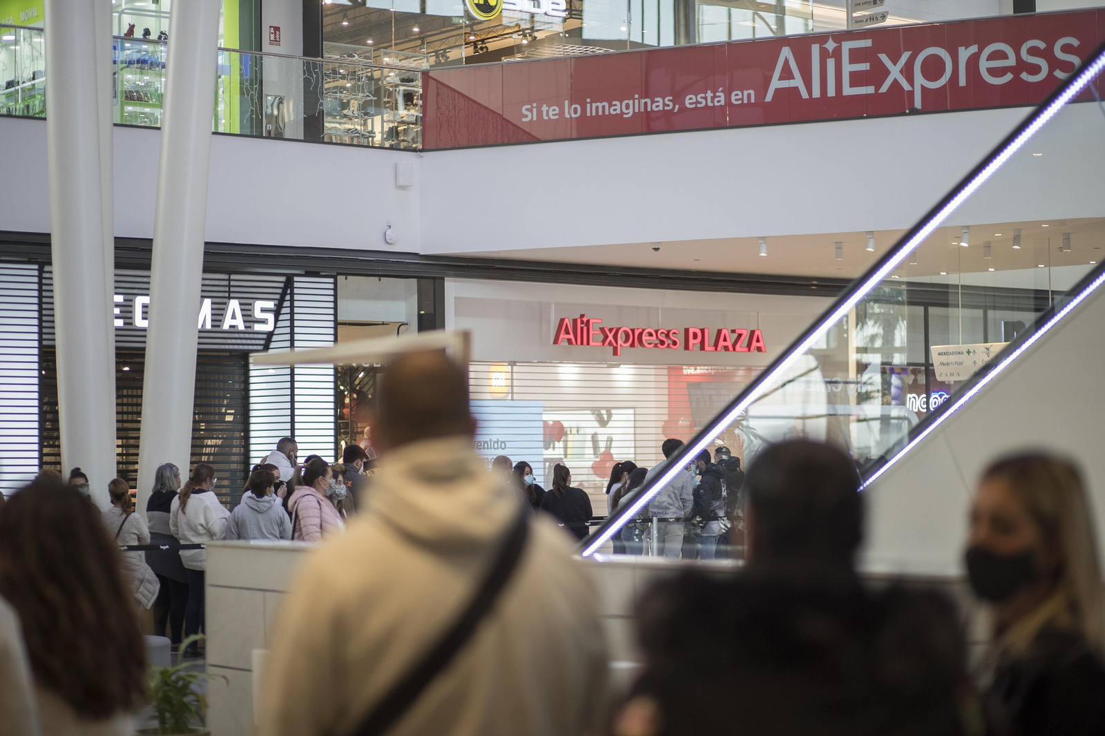 Así ha sido la apertura de AliExpress Plaza en el Centro Comercial Lagoh de Sevilla