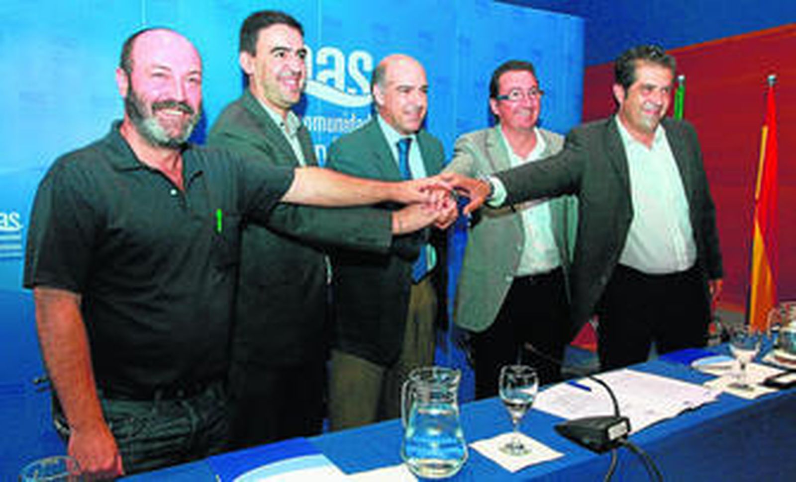 Firma del pacto del agua: Pedro Jiménez (IU), Mario Jiménez (PSOE), Miguel Novoa (PSOE), Manuel Andrés González (PP) y Francisco Ramos (PA).