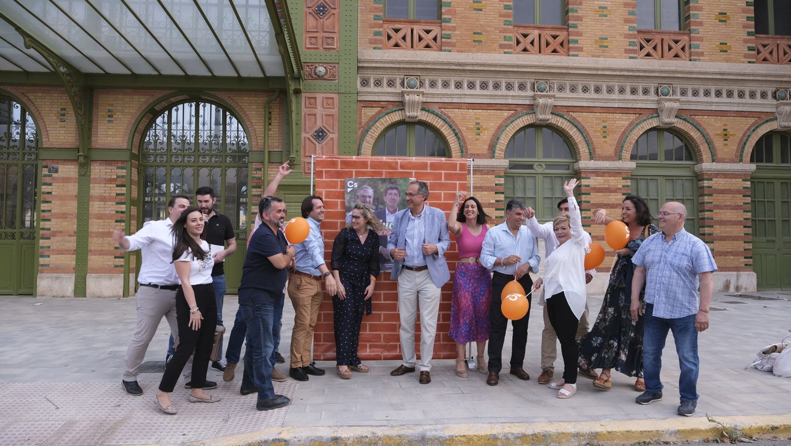 Imágenes del inicio de campaña electoral andaluza con la pegada de carteles.