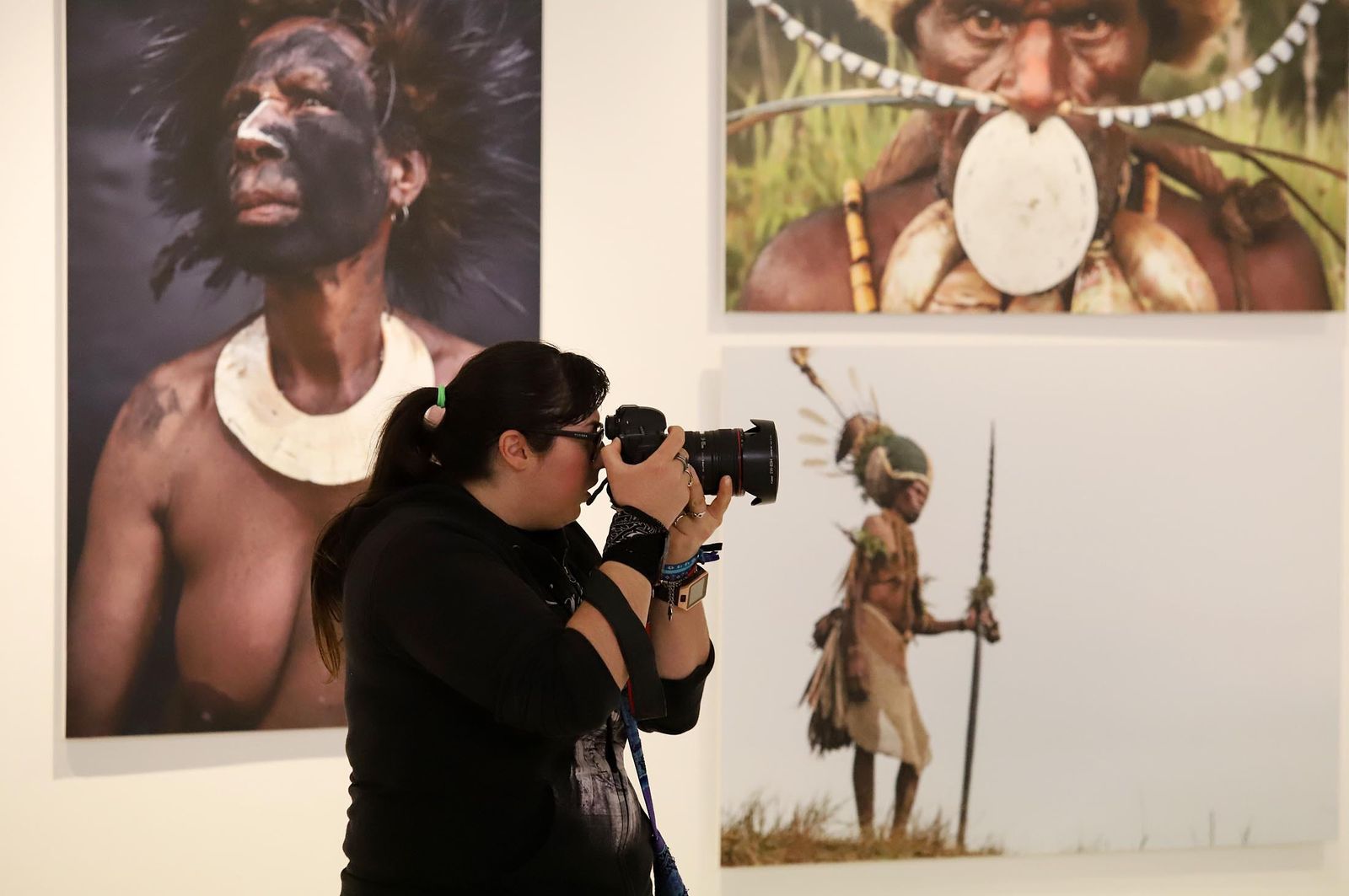 Imágenes de la exposición de Latitudes "Confines, más allá de la globalización" de Eduardo Lostal
