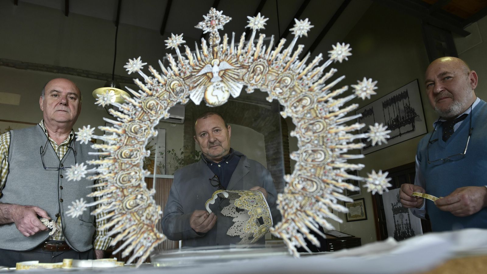 Los Hermanos Delgado con la maqueta de la nueva corona.