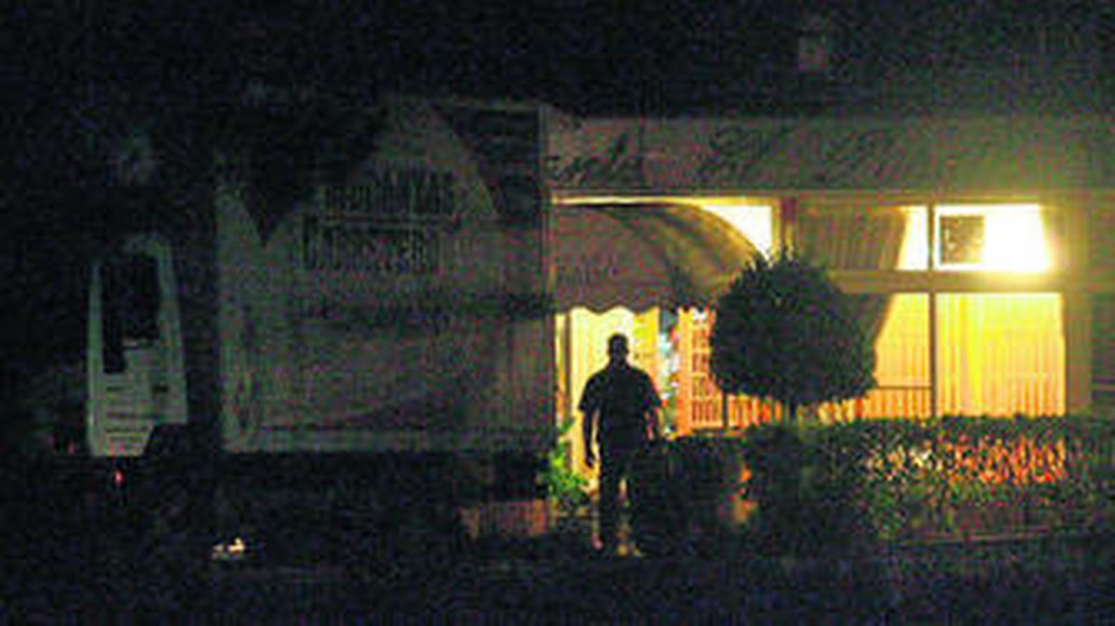 Un camión, ante la puerta del restaurante,  en la noche de ayer.