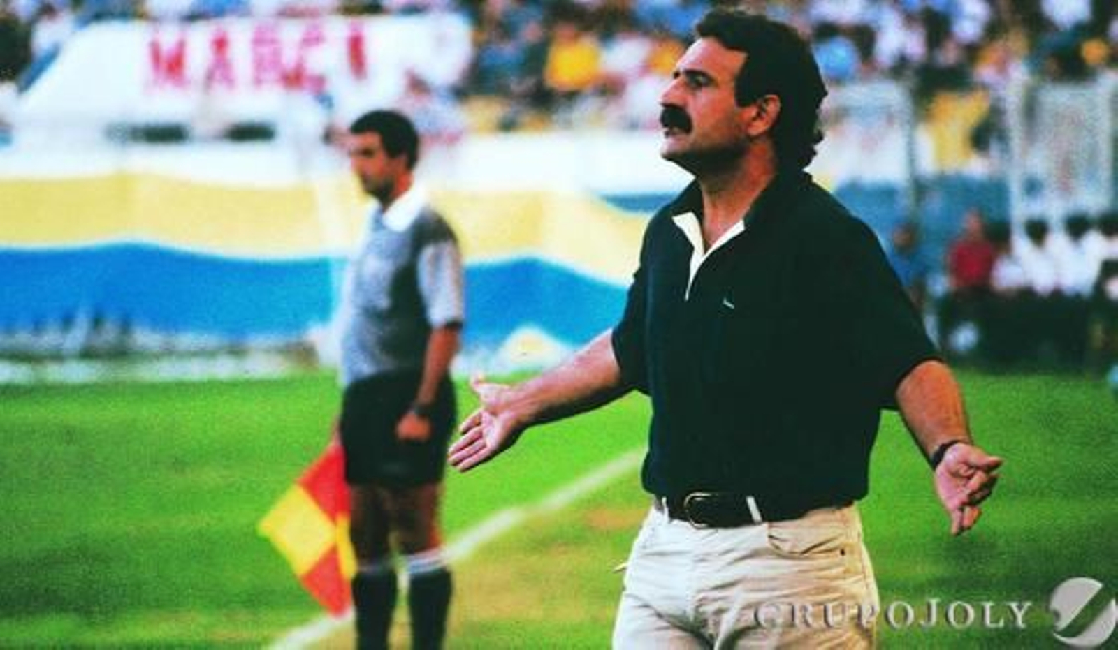 Blanco gesticula en la banda del Carranza. /J.B.