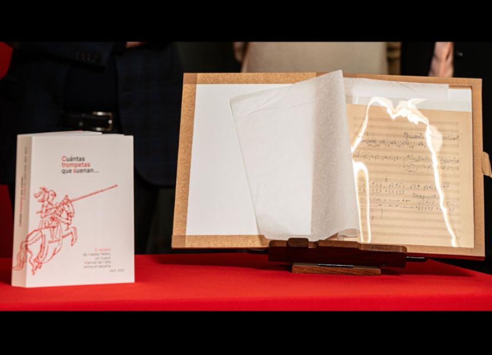 Manuscrito de 'El retablo de Maese Pedro' que se sacó de la Caja de las Letras y el libro que se ha introducido junto a un facsímil del libreto de la obra.