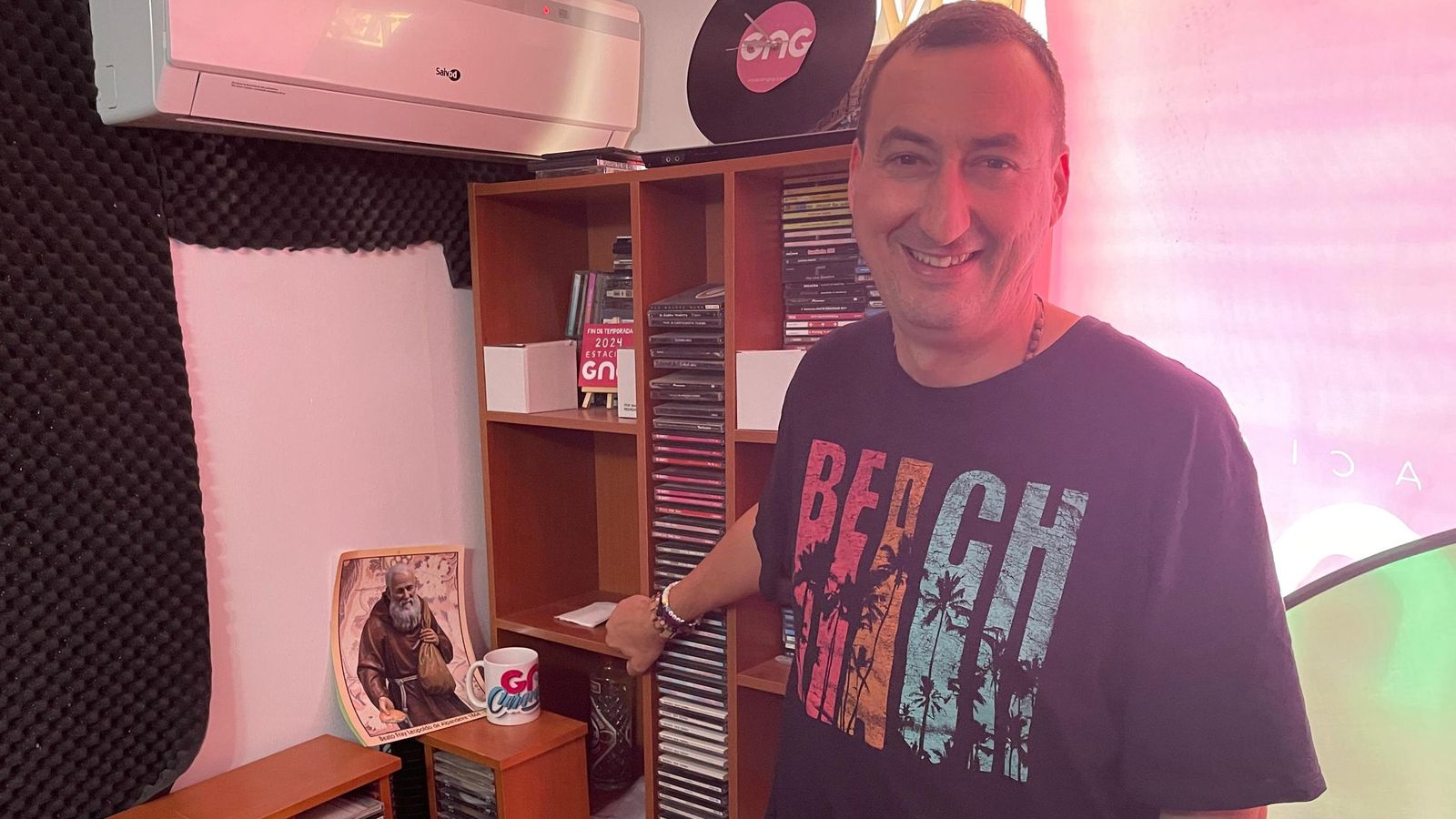 Guillermo Nieto aún guarda todos los cedés de su etapa como DJ.