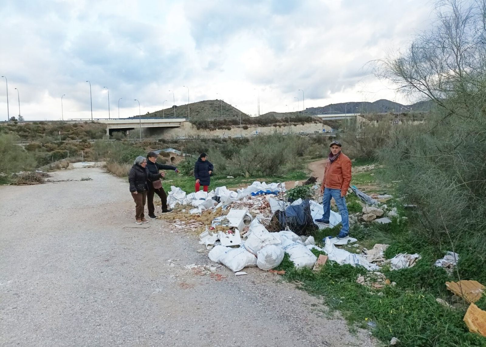 La concejala socialista Maricarmen Sánchez, junto a vecinos del Puerto de la Torre, en una escombrera.