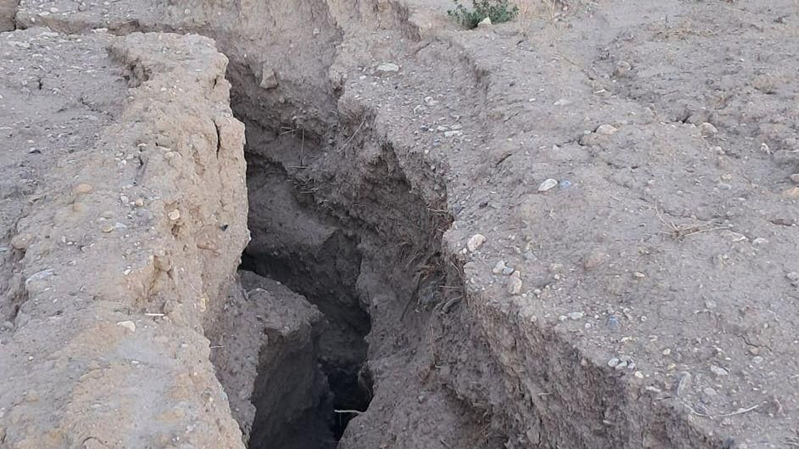 Una gran grieta formada en el terreno